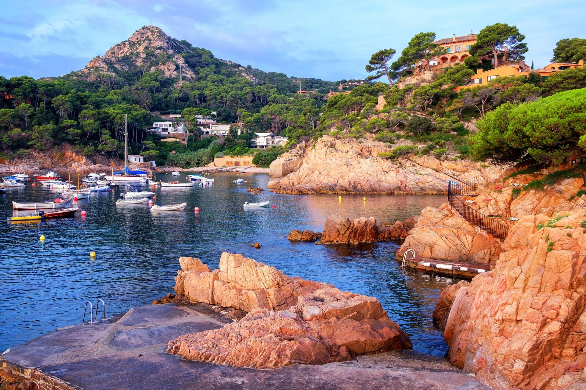 Papermoon Fototapete »COSTA BRAVA-STRAND KLIPPEN WALD SEE DORF GEBIRGE BOOTE« von Papermoon