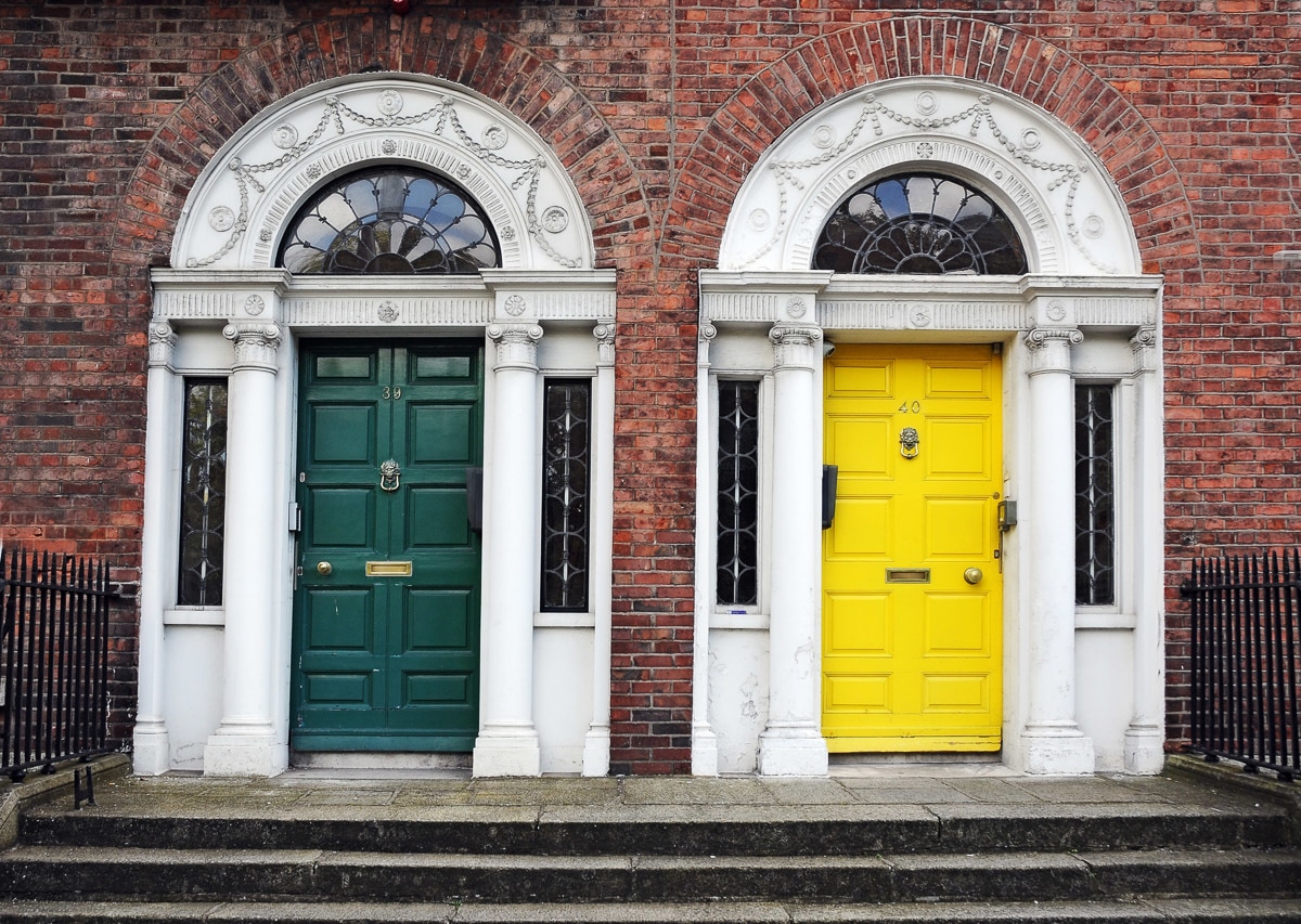 Papermoon Fototapete »Dublin Türen« von Papermoon