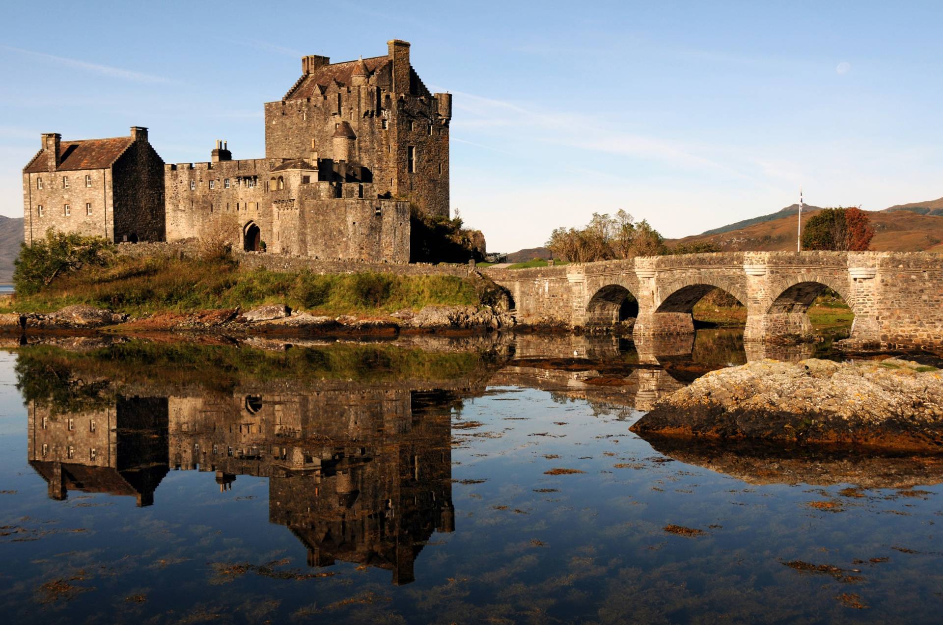 Papermoon Fototapete »EILEAN DONAN SCHLOSS-SCHOTTLAND HIGHLANDS BURG MAUER« von Papermoon