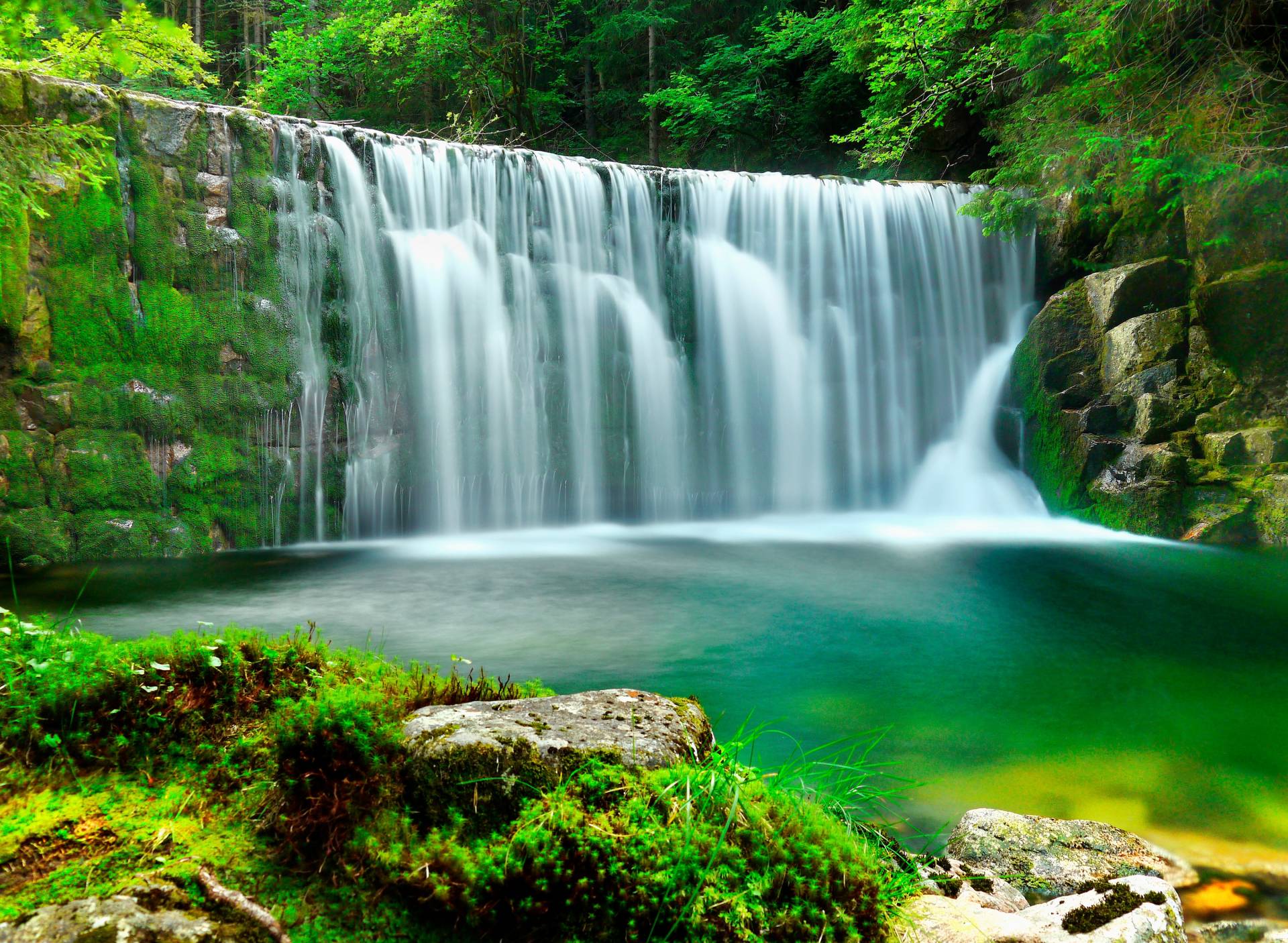 Papermoon Fototapete »Emerald Lake Waterfalls« von Papermoon