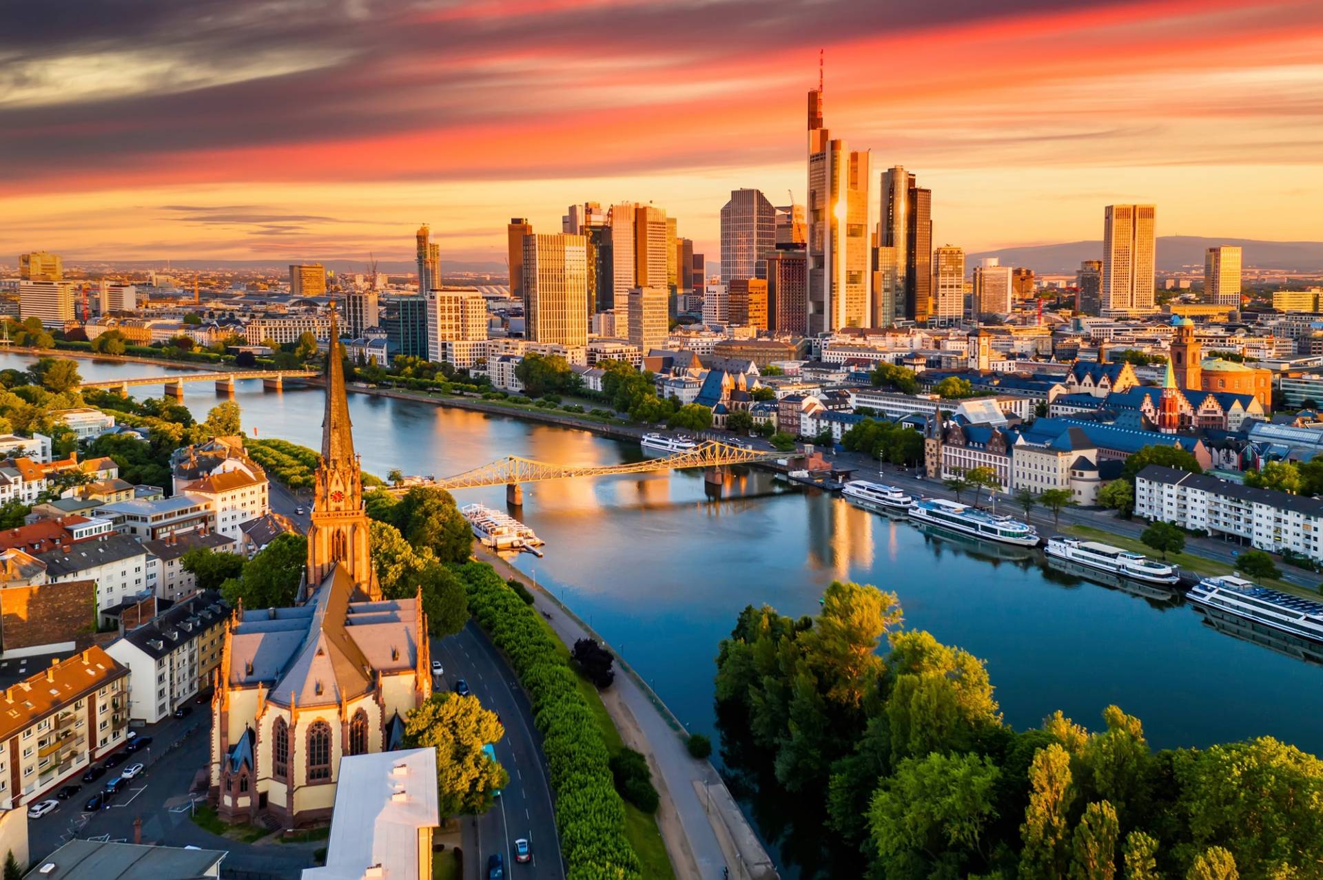 Papermoon Fototapete »FRANKFURT-MAIN SKYLINE WOLKENKRATZER BRÜCKE FLUSS SONNE« von Papermoon