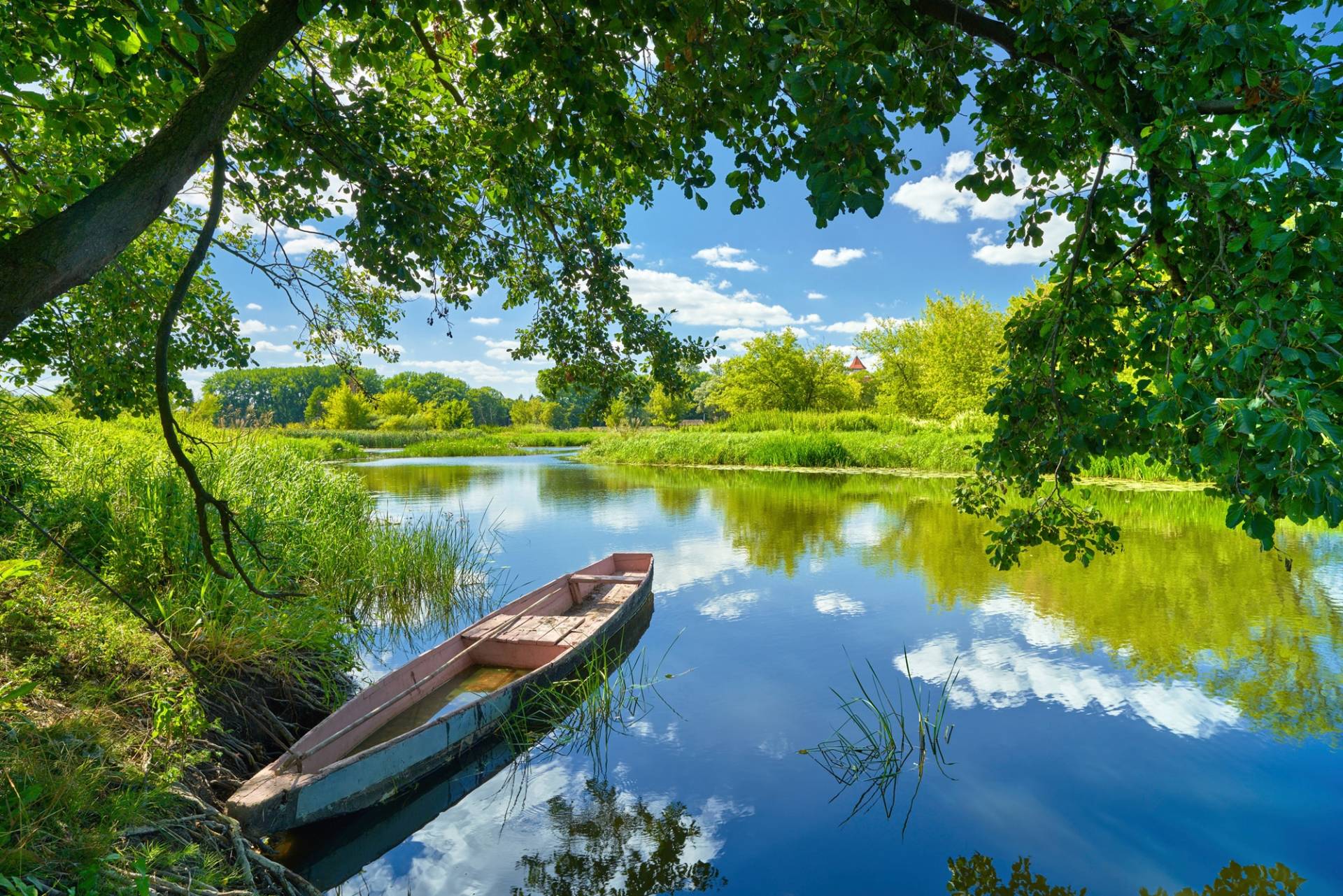 Papermoon Fototapete »FRÜHLINGS-LANDSCHAFT-FLUSS BOOT BÄUME STRAND UFER WALD« von Papermoon