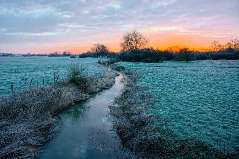 Papermoon Fototapete »Fluss durch Feld« von Papermoon