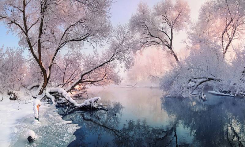 Papermoon Fototapete »Fluss in Winterlandschaft« von Papermoon