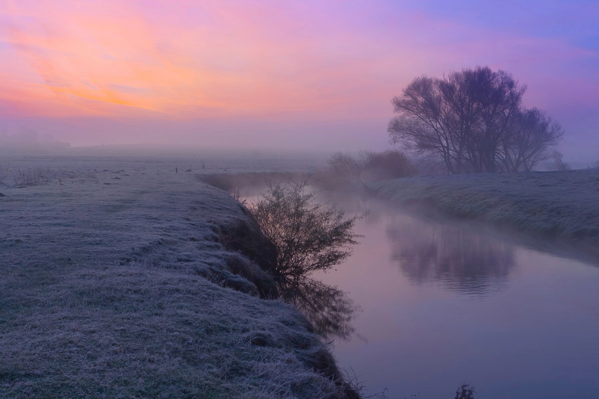 Papermoon Fototapete »Fluss in Winterlandschaft« von Papermoon