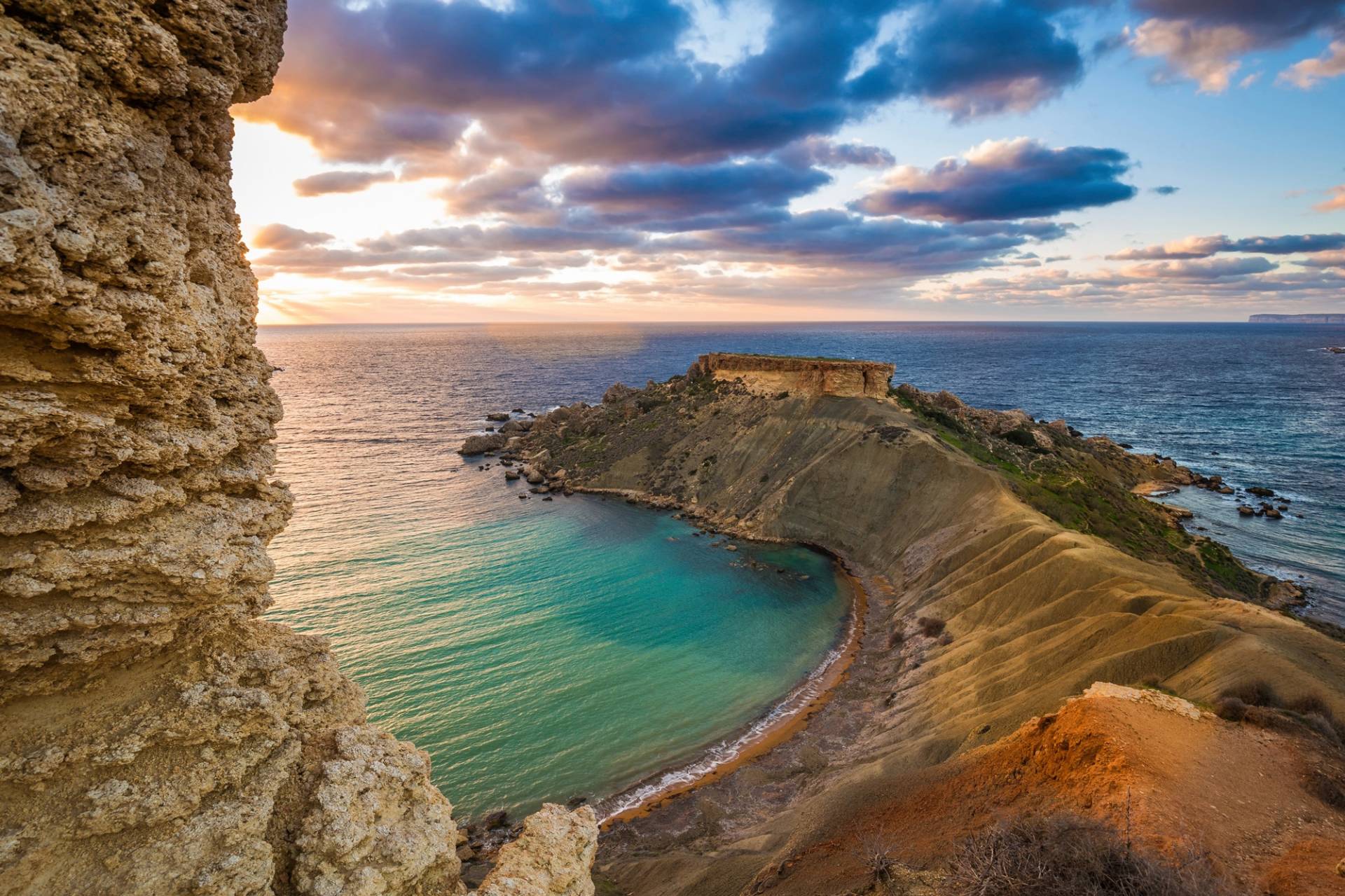 Papermoon Fototapete »GNEJNA BUCHT-MALTA STRAND KLIPPEN KÜSTE BLUMEN GEBIRGE« von Papermoon