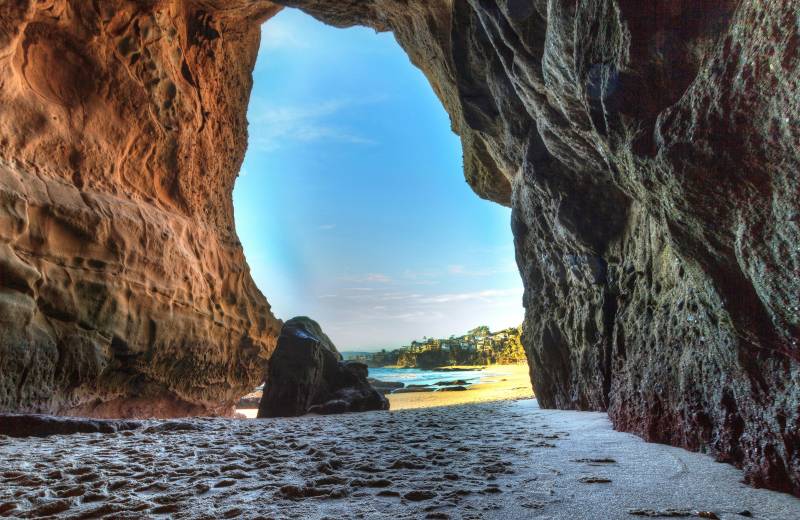 Papermoon Fototapete »GROTTE-HÖHLE LAGUNA BEACH MEER FELSEN GEBIRGE DÜNEN« von Papermoon