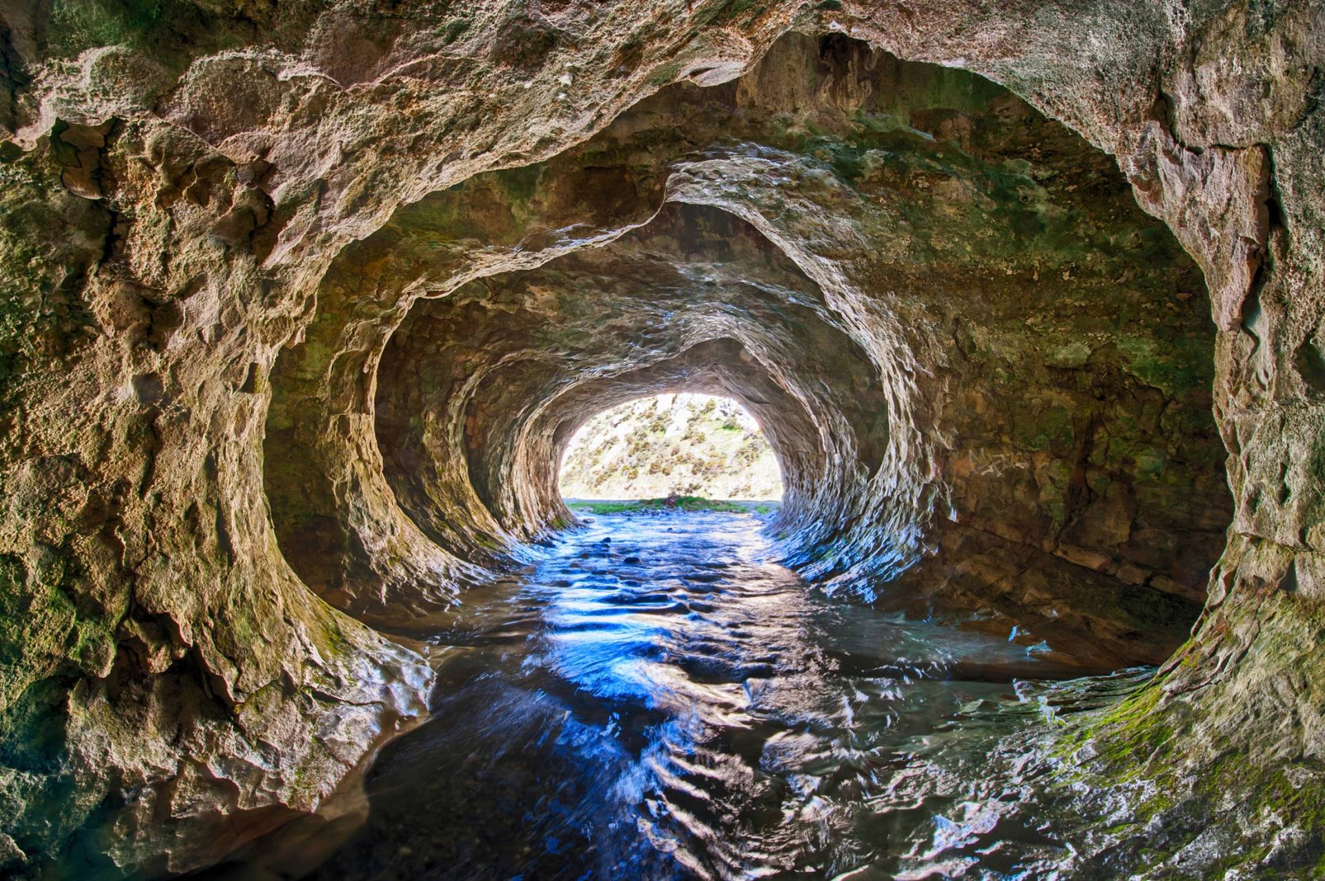 Papermoon Fototapete »GROTTE-NEUSEELAND HÖHLE STROM BERGE MEER FLUSS FELSEN« von Papermoon