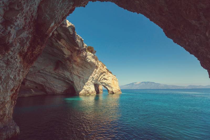 Papermoon Fototapete »GROTTE-ZAKYNTHOS INSEL MEER GRIECHENLAND FELSEN GEBIRGE« von Papermoon