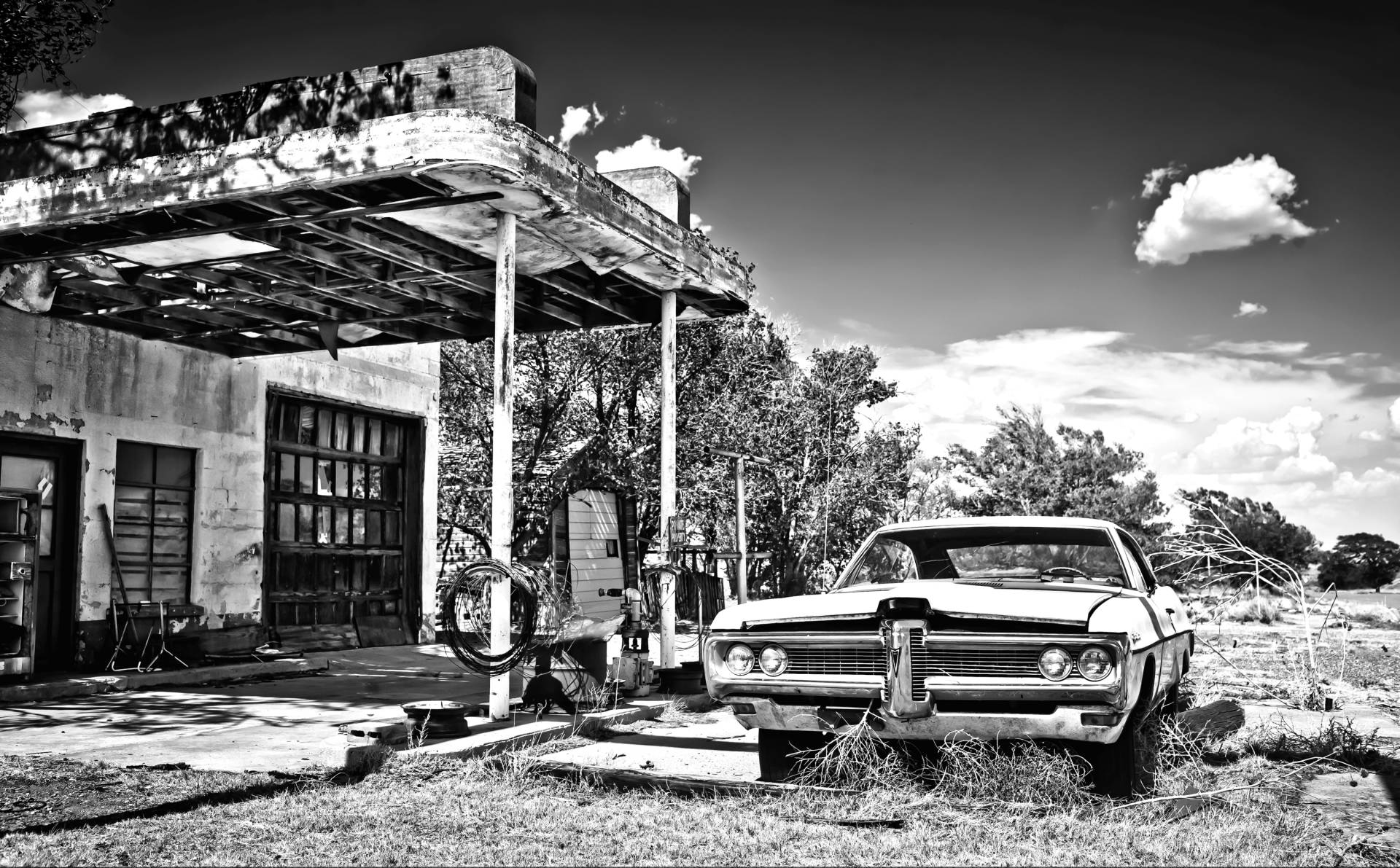 Papermoon Fototapete »Gebäude mit Auto Schwarz Weiss« von Papermoon