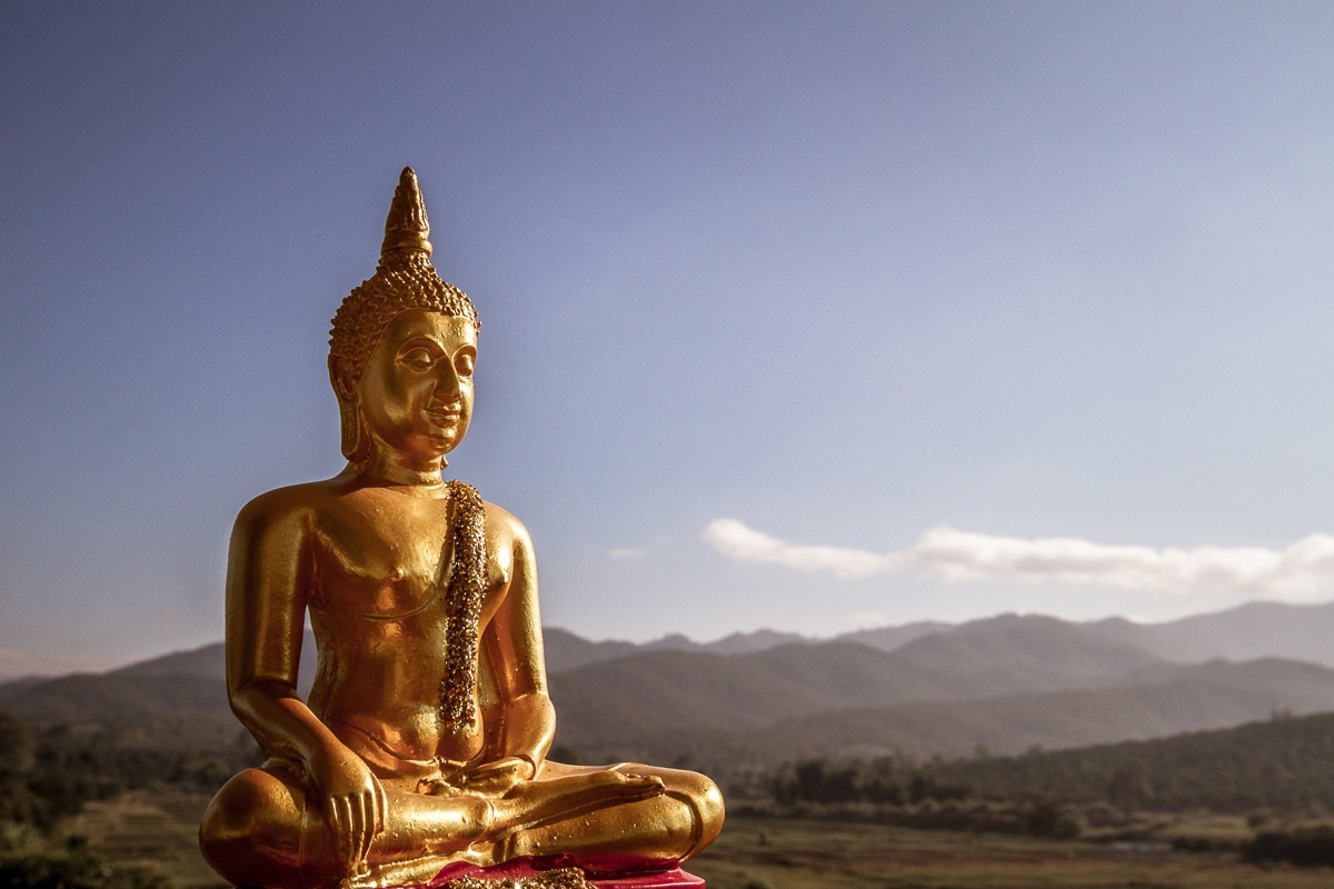 Papermoon Fototapete »Goldfarbenene Buddha-Statue« von Papermoon