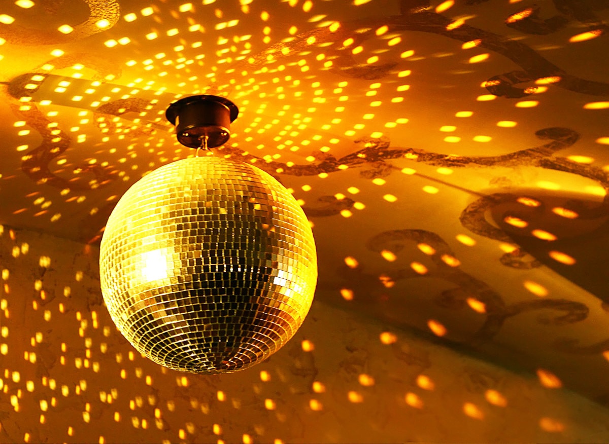 Papermoon Fototapete »Goldfarbenener Discoball« von Papermoon