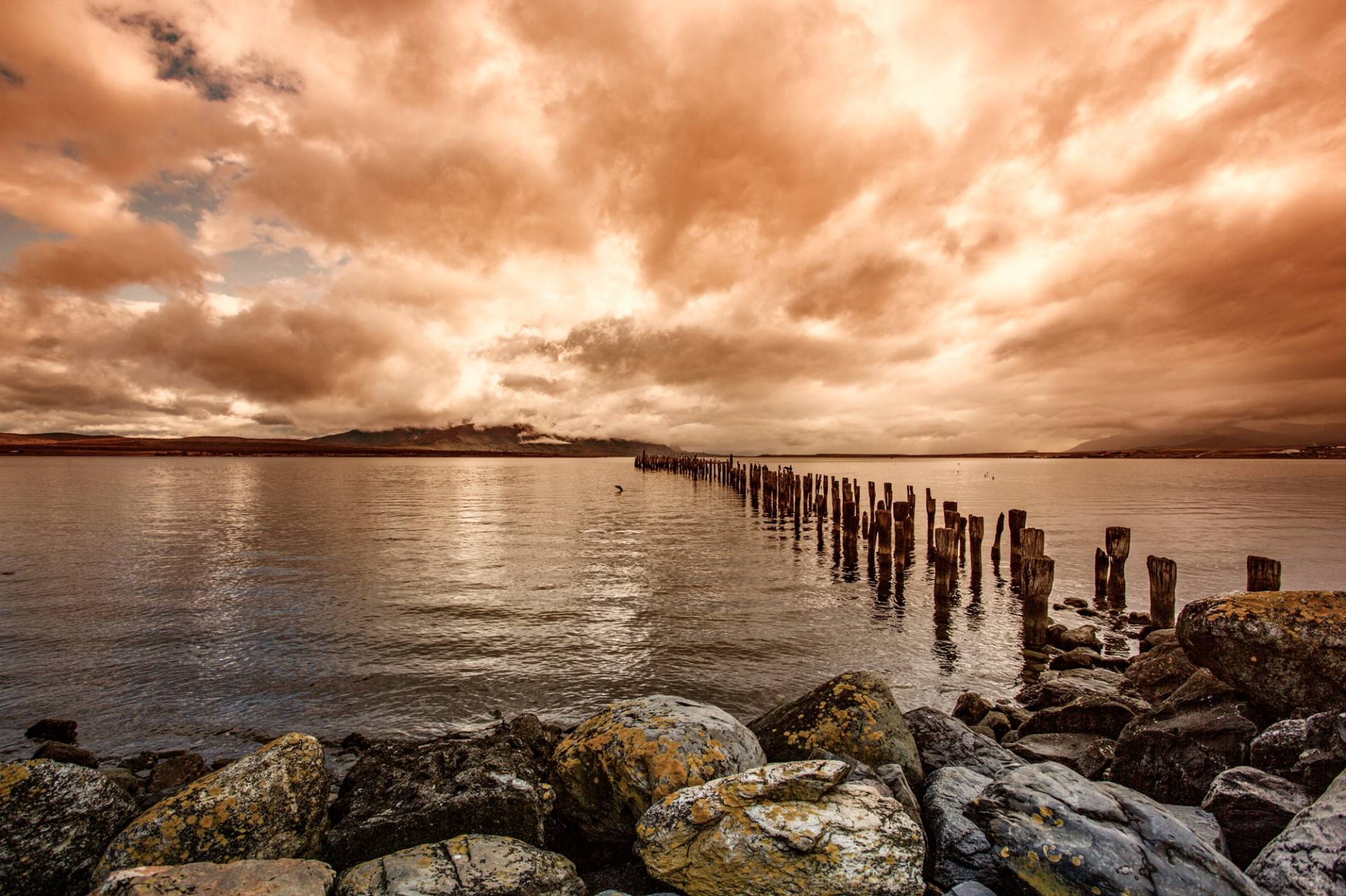 Papermoon Fototapete »HOLZ-BRÜCKE-ALT PUERTO NATALES INSEL PIER STEG MEER SEE« von Papermoon