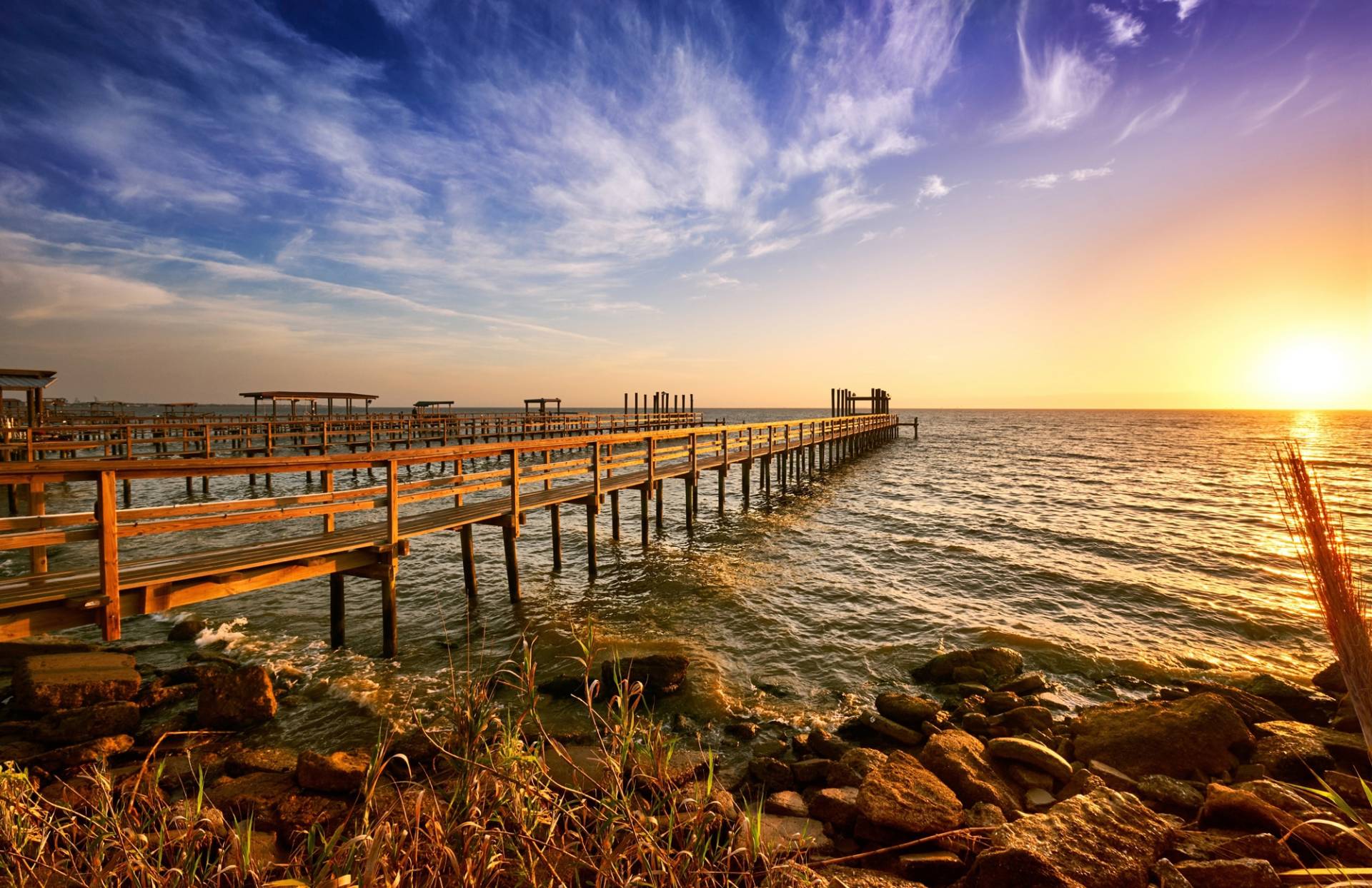 Papermoon Fototapete »HOLZ-BRÜCKE-TEXAS PIER STEG MEER SEE STRAND SONNE BUCHT« von Papermoon