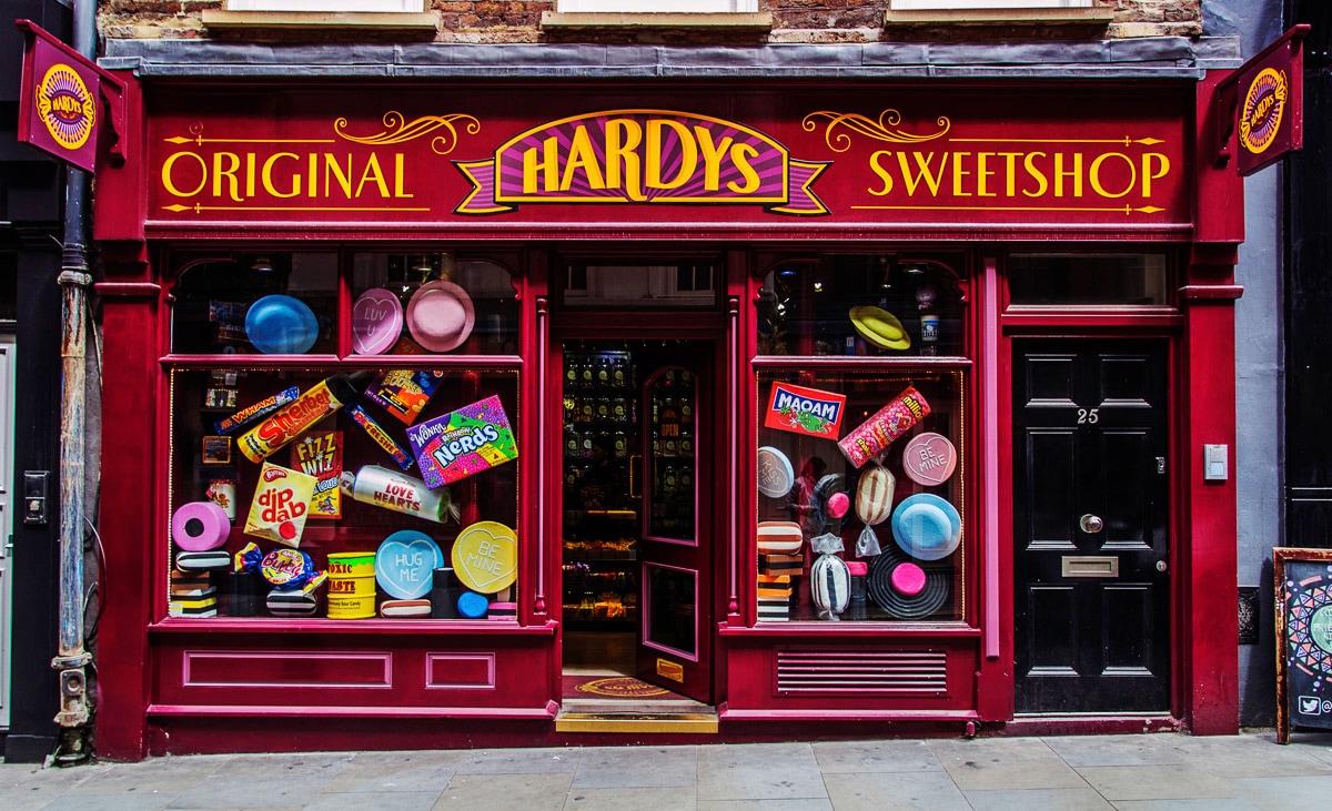 Papermoon Fototapete »Hardys Shop« von Papermoon