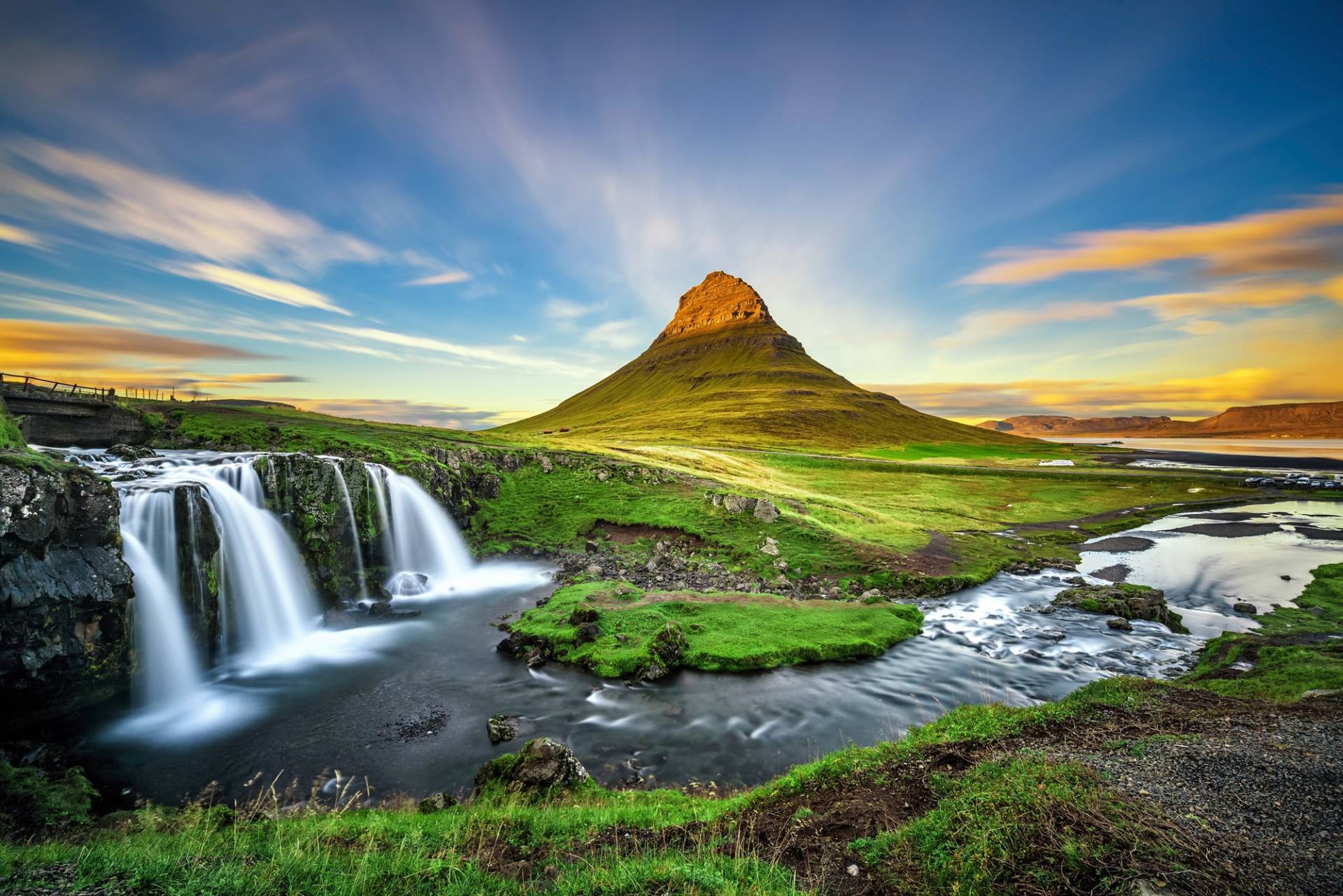 Papermoon Fototapete »KIRKJUFELL-WASSERFALL FLUSS ISLAND BERG SONNENUNTERGANG« von Papermoon