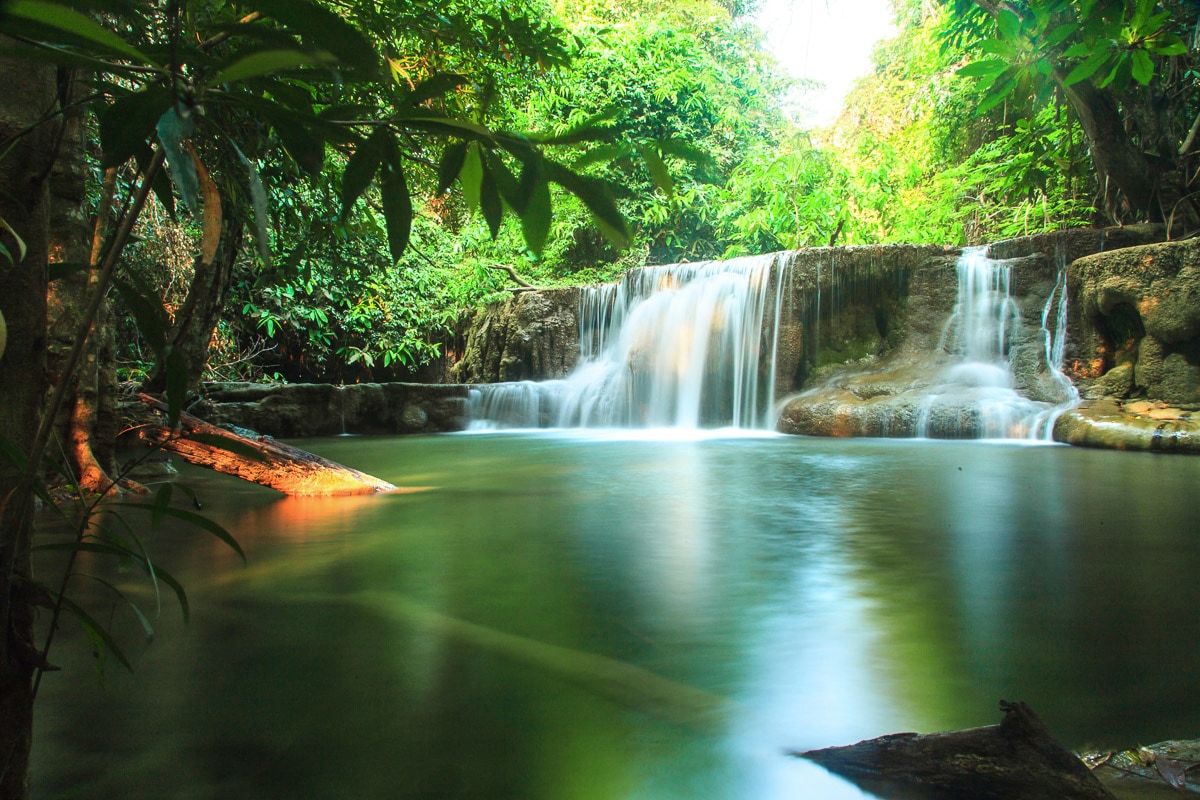 Papermoon Fototapete »Kleiner Regenwald Wasserfall« von Papermoon