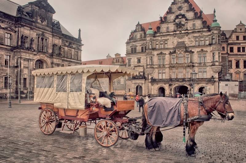 Papermoon Fototapete »Kutsch in Altstadt« von Papermoon