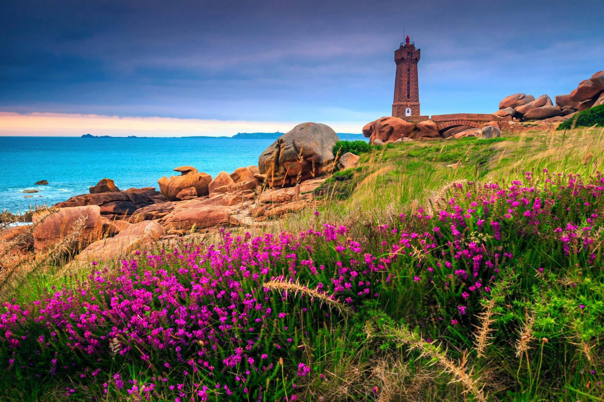 Papermoon Fototapete »LEUCHTTURM-BRETAGNE BLUMEN WIESE MEER OZEAN KÜSTE BERGE« von Papermoon