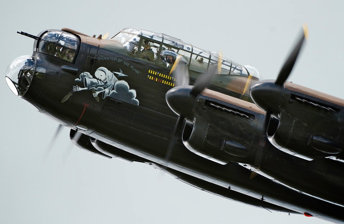 Papermoon Fototapete »Lancaster BBMF Bomber« von Papermoon