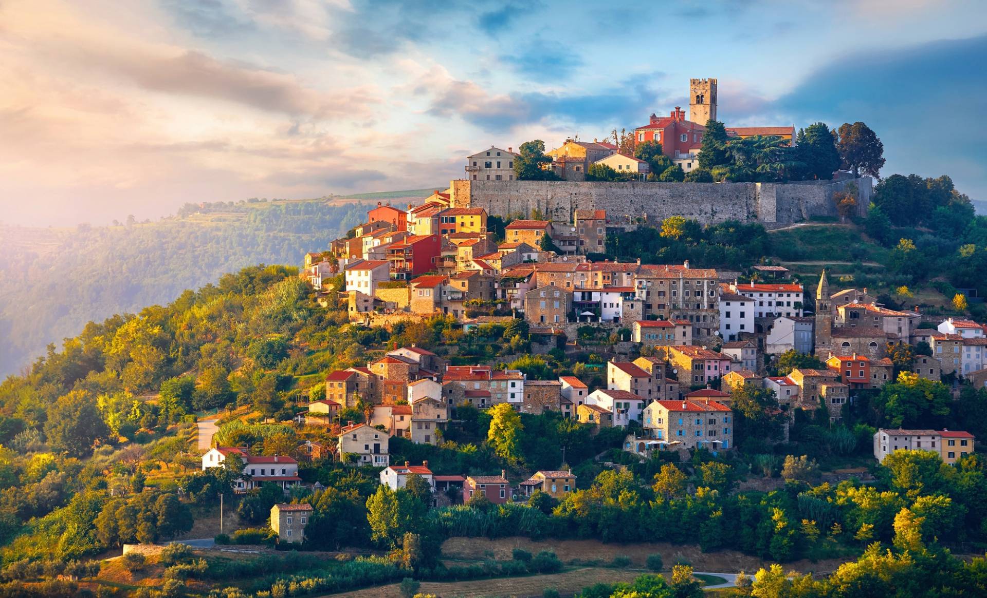 Papermoon Fototapete »MOTOVUN-ANTIKE STADT ISTRIA BURG DORF PANORAMA SONNE« von Papermoon