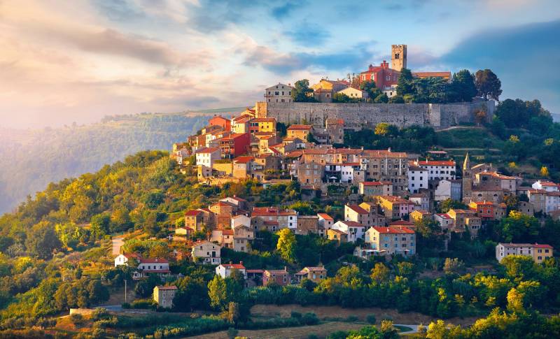 Papermoon Fototapete »MOTOVUN-ANTIKE STADT ISTRIA BURG DORF PANORAMA SONNE« von Papermoon