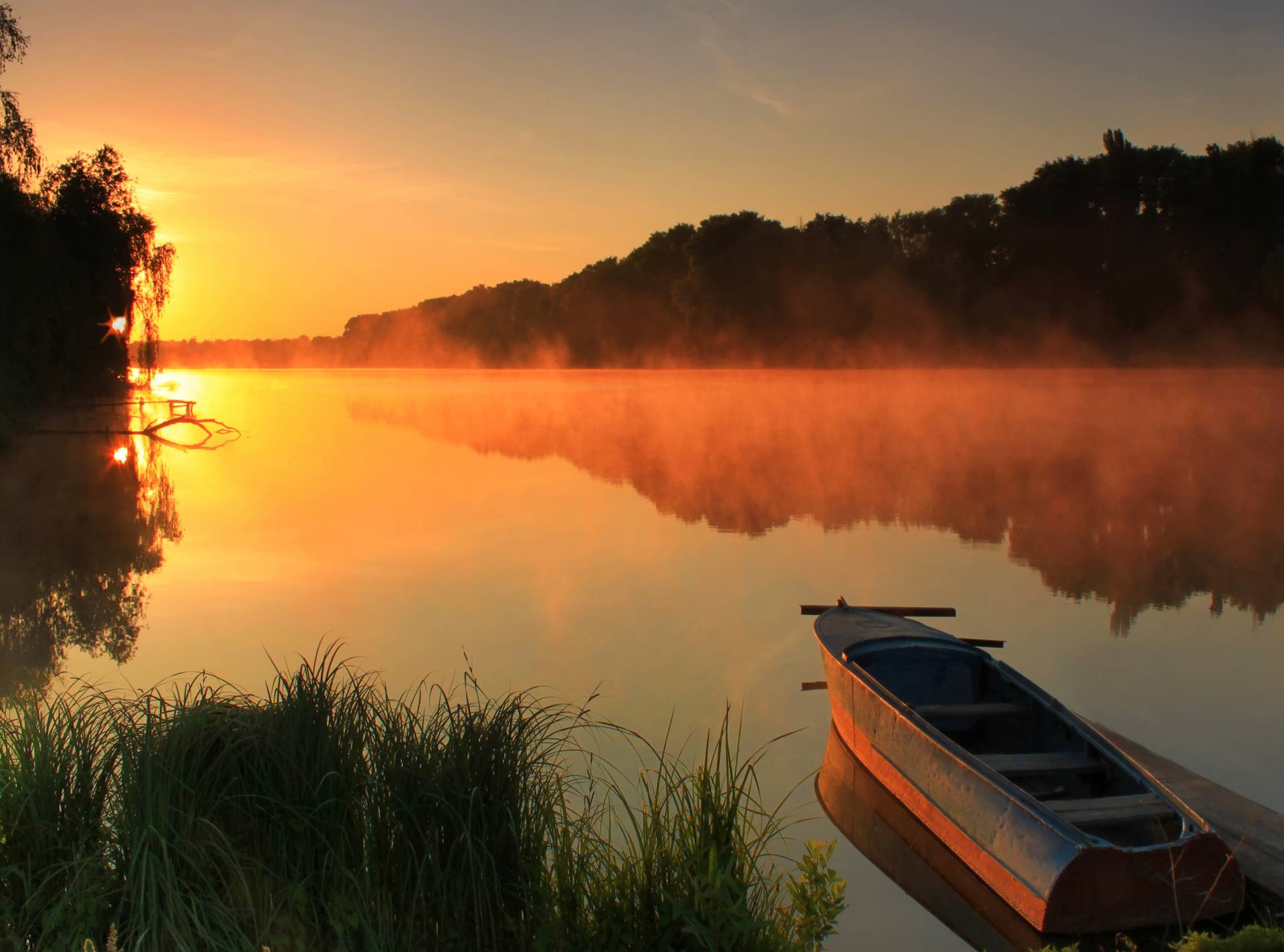 Papermoon Fototapete »Misty Lake« von Papermoon