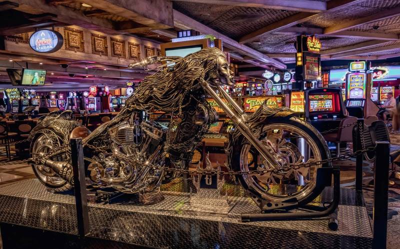 Papermoon Fototapete »OLDTIMER MOTORRAD-TUNING CASINO LAS VEGAS SLOTMASCHINEN« von Papermoon