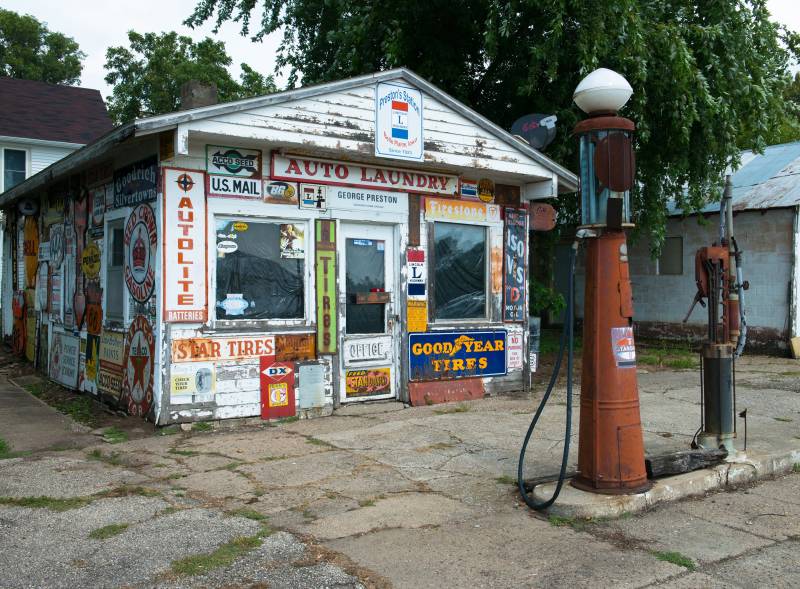 Papermoon Fototapete »Old Vintage Retro Gas Station« von Papermoon