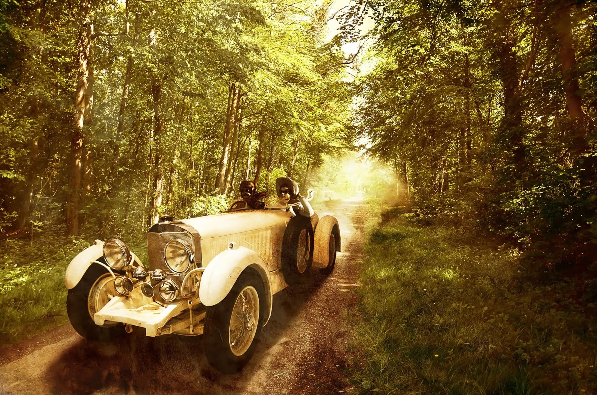 Papermoon Fototapete »Oldtimer in wald« von Papermoon