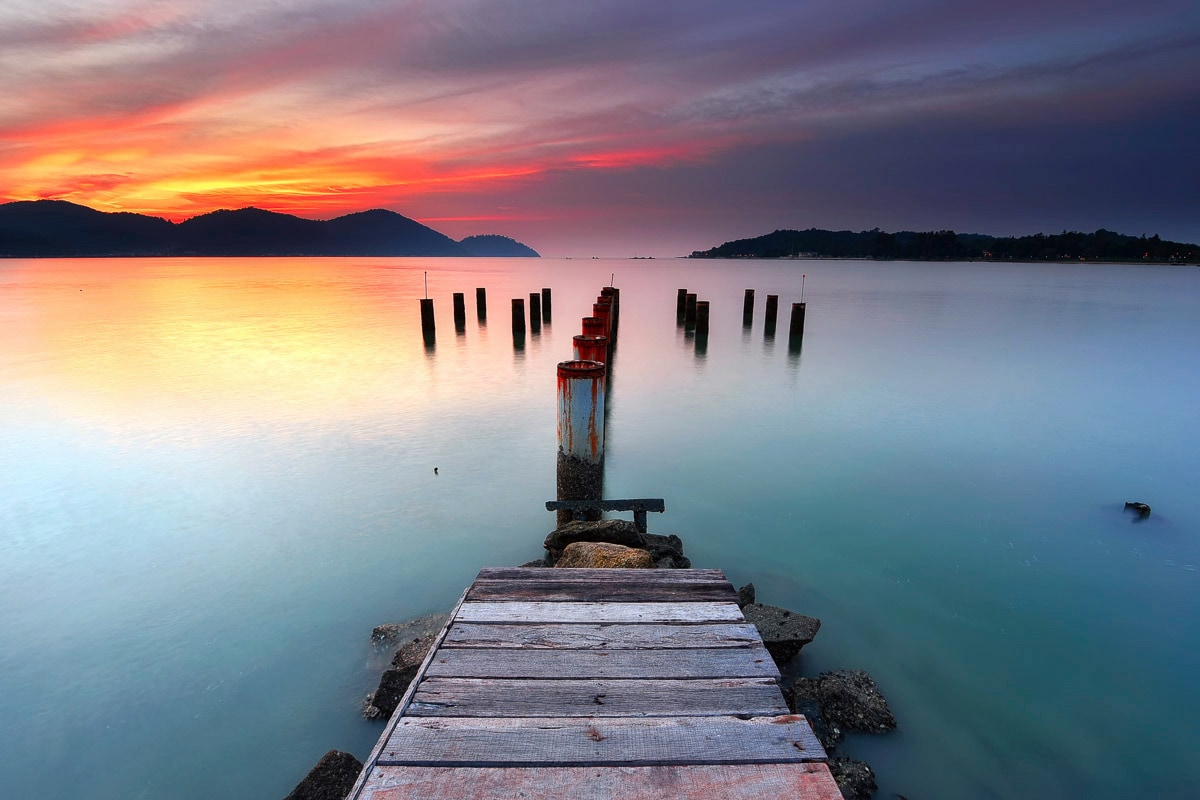 Papermoon Fototapete »PIER-SEE NATUR LANDSCHAFT MEER HOLZ STEG DÄMMERUNG DEKO« von Papermoon