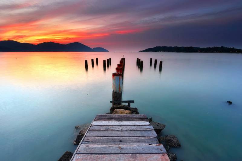 Papermoon Fototapete »PIER-SEE NATUR LANDSCHAFT MEER HOLZ STEG DÄMMERUNG DEKO« von Papermoon