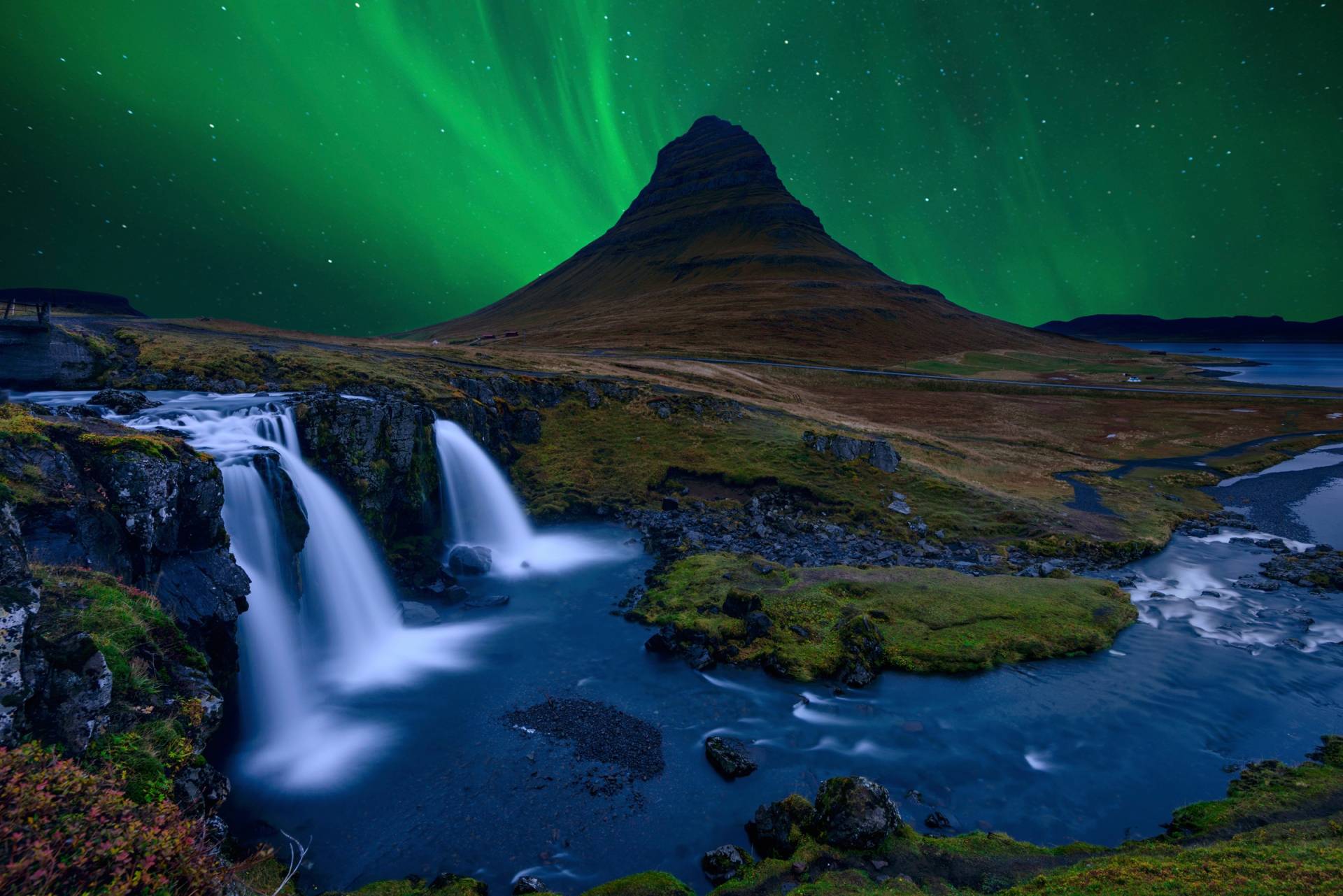 Papermoon Fototapete »Photo-Art ALVARO ROXO, KIRKJUFELL UNTER EINEM BOREALEN GRÜNEN HIMMEL« von Papermoon