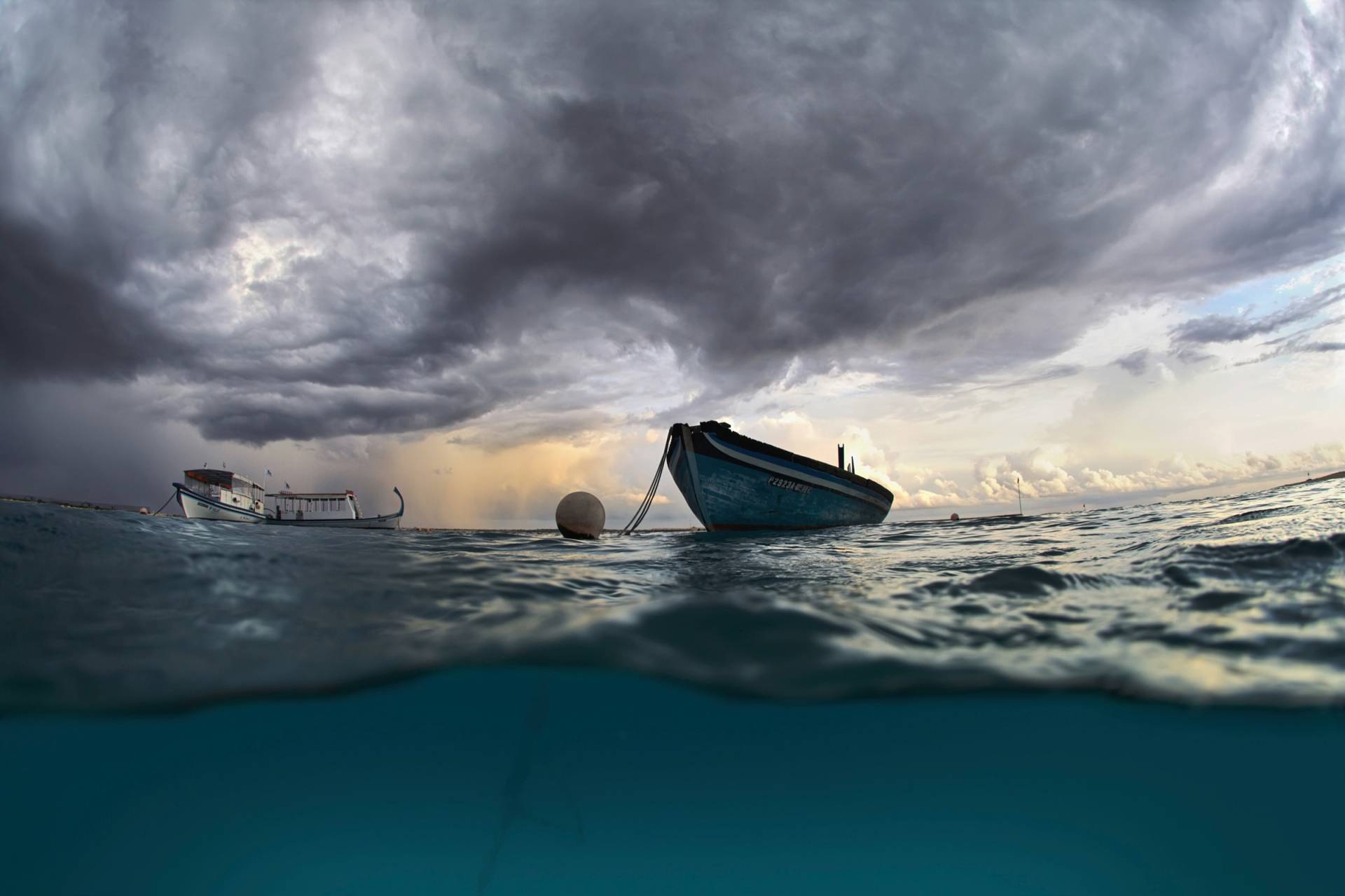 Papermoon Fototapete »Photo-Art ANDREY NARCHUK, DAS BOOT« von Papermoon