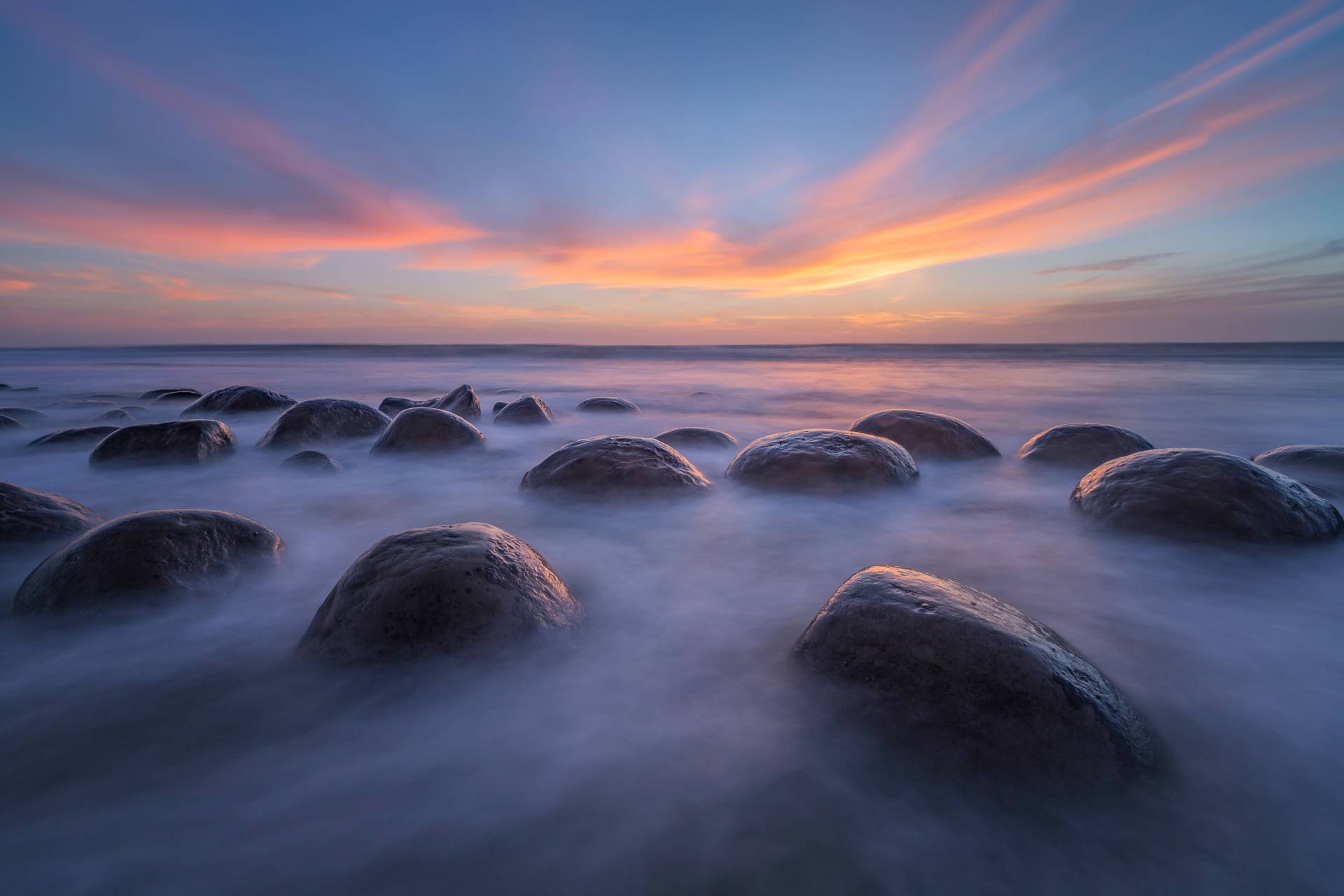 Papermoon Fototapete »Photo-Art APRIL XIE, SONNENUNTERGANG AM BOWLING-BALL-STRAND« von Papermoon