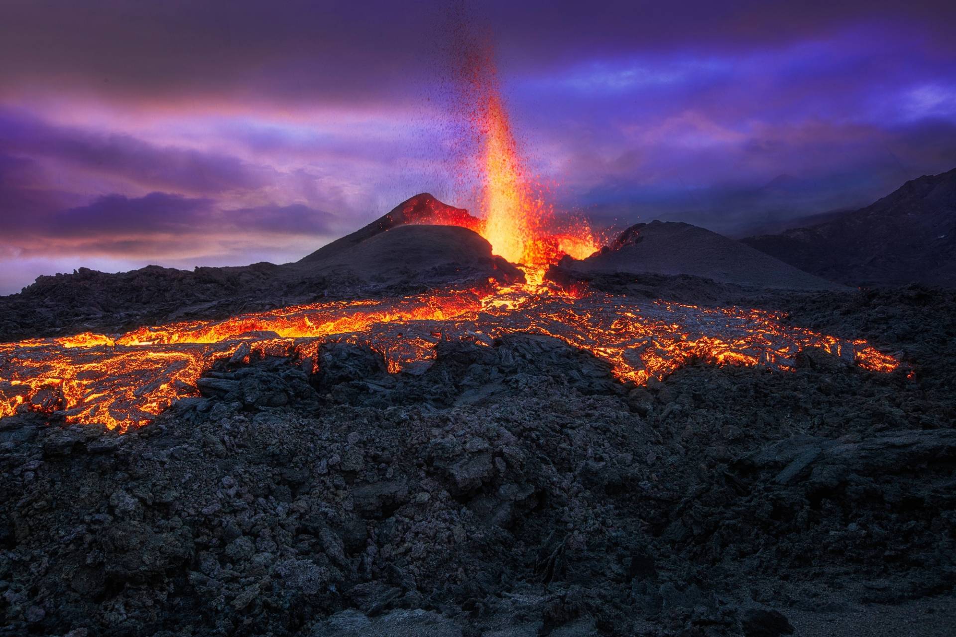 Papermoon Fototapete »Photo-Art BARATHIEU GABRIEL, FEUER IN BLAUER STUNDE« von Papermoon