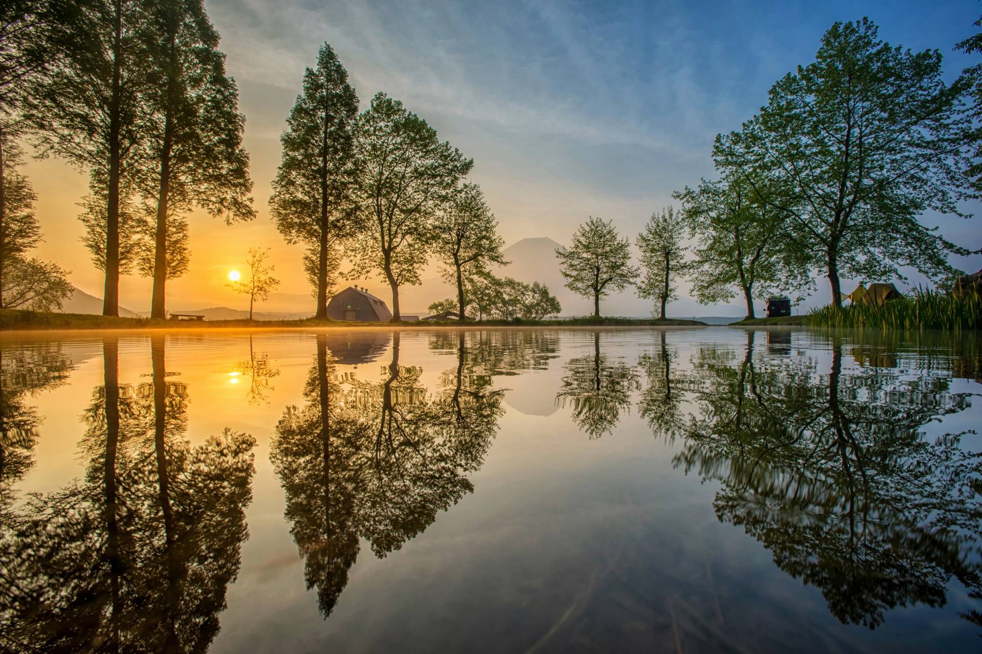 Papermoon Fototapete »Photo-Art CHANWIT WHANSET, MOUNT FUJI SPIEGELT SICH IM SEE, JAPAN« von Papermoon