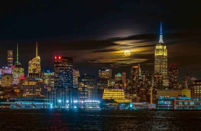 Papermoon Fototapete »Photo-Art HUA ZHU, SUPER BLUE MOON 2018, NEW YORK CITY« von Papermoon