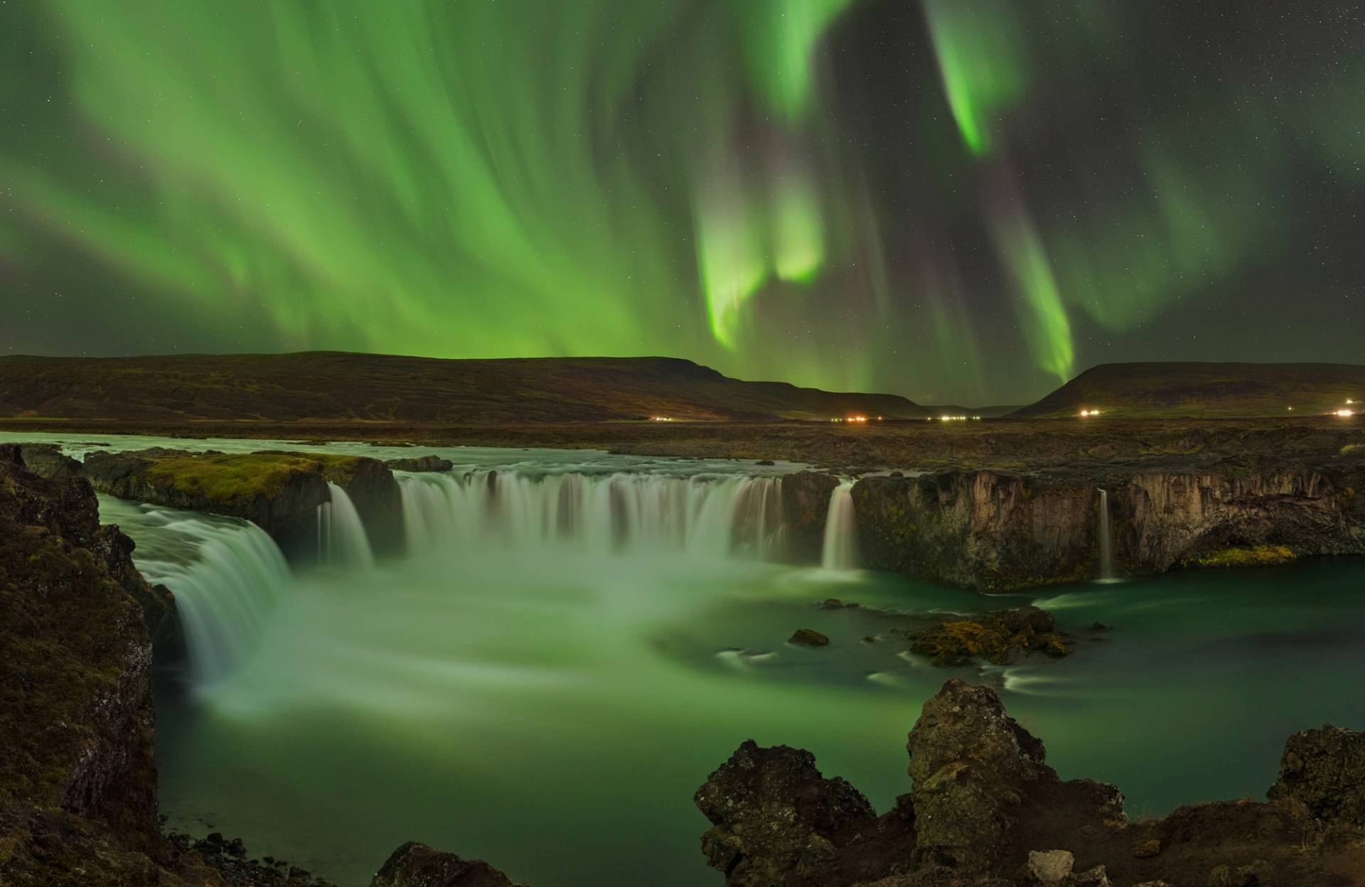 Papermoon Fototapete »Photo-Art JAN SMID MASTER, WASSERFALL DER GÖTTER NORDLICHT« von Papermoon