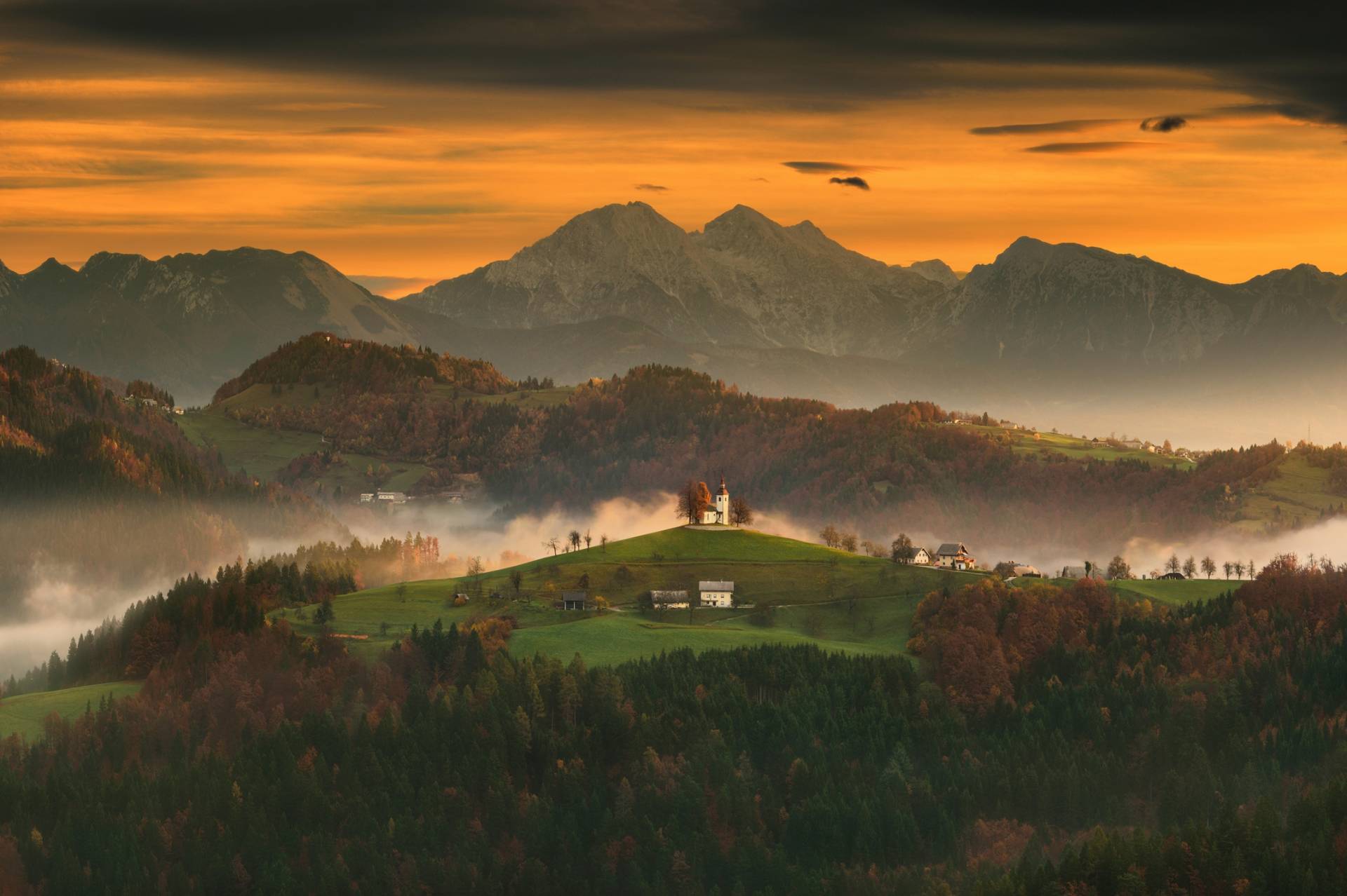 Papermoon Fototapete »Photo-Art KRZYSZTOF BROWKO, KIRCHE« von Papermoon