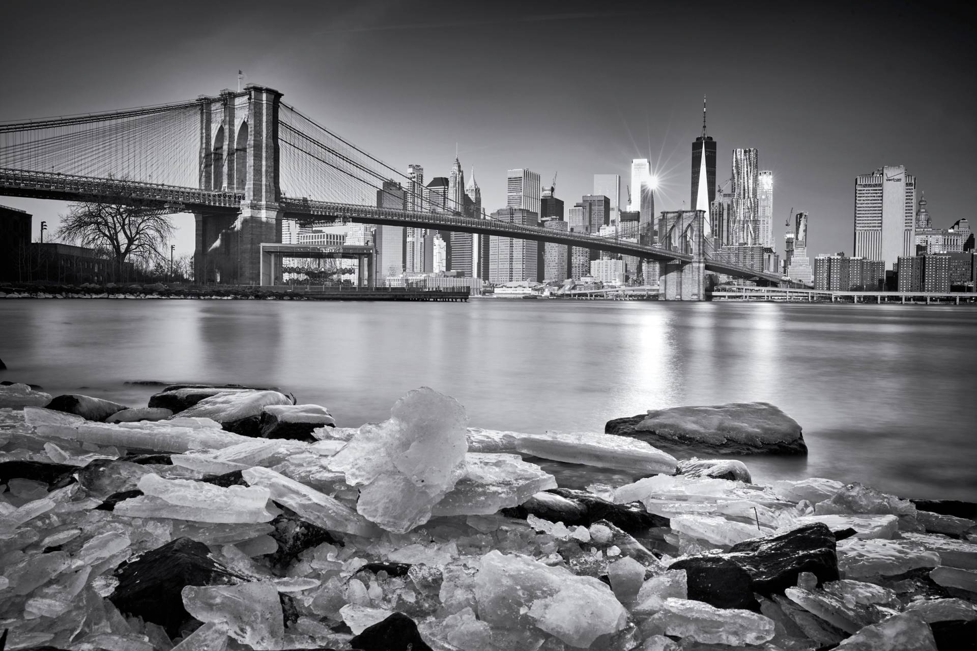 Papermoon Fototapete »Photo-Art MARTIN FROYDA, NEW YORK - BROOKLYN BRIDGE« von Papermoon