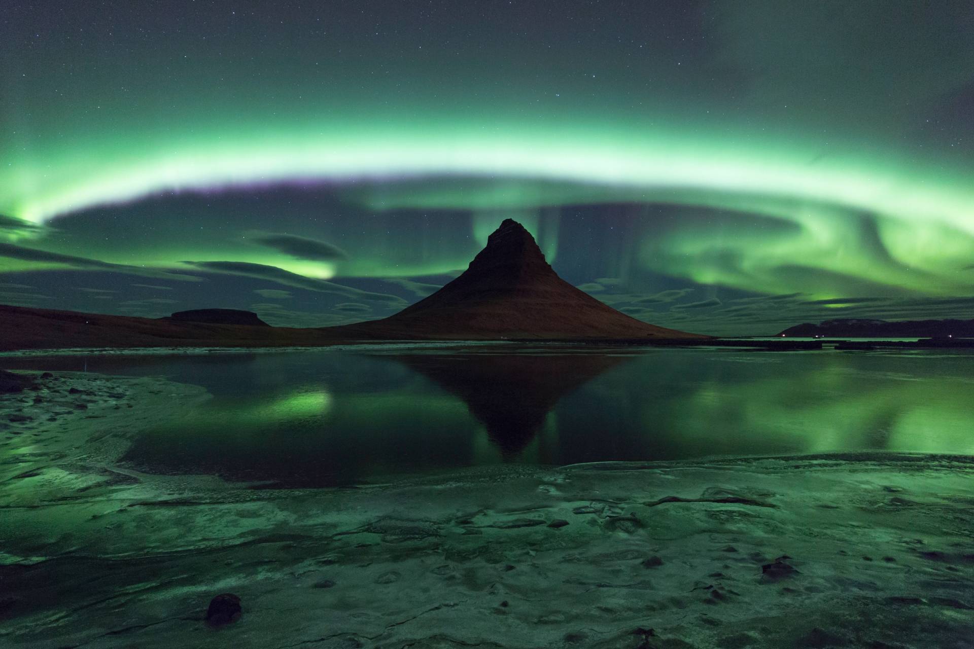 Papermoon Fototapete »Photo-Art PHILIP EAGLESFIELD, KIRKJUFELL AURORA« von Papermoon