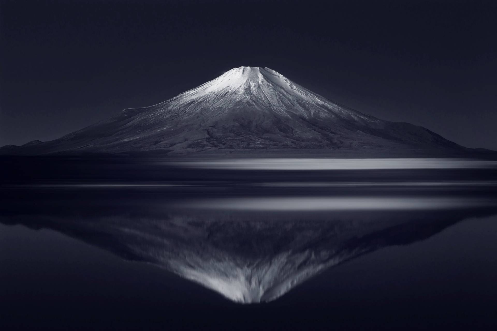 Papermoon Fototapete »Photo-Art TAKASHI SUZUKI, REFLEXION MT FUJI« von Papermoon