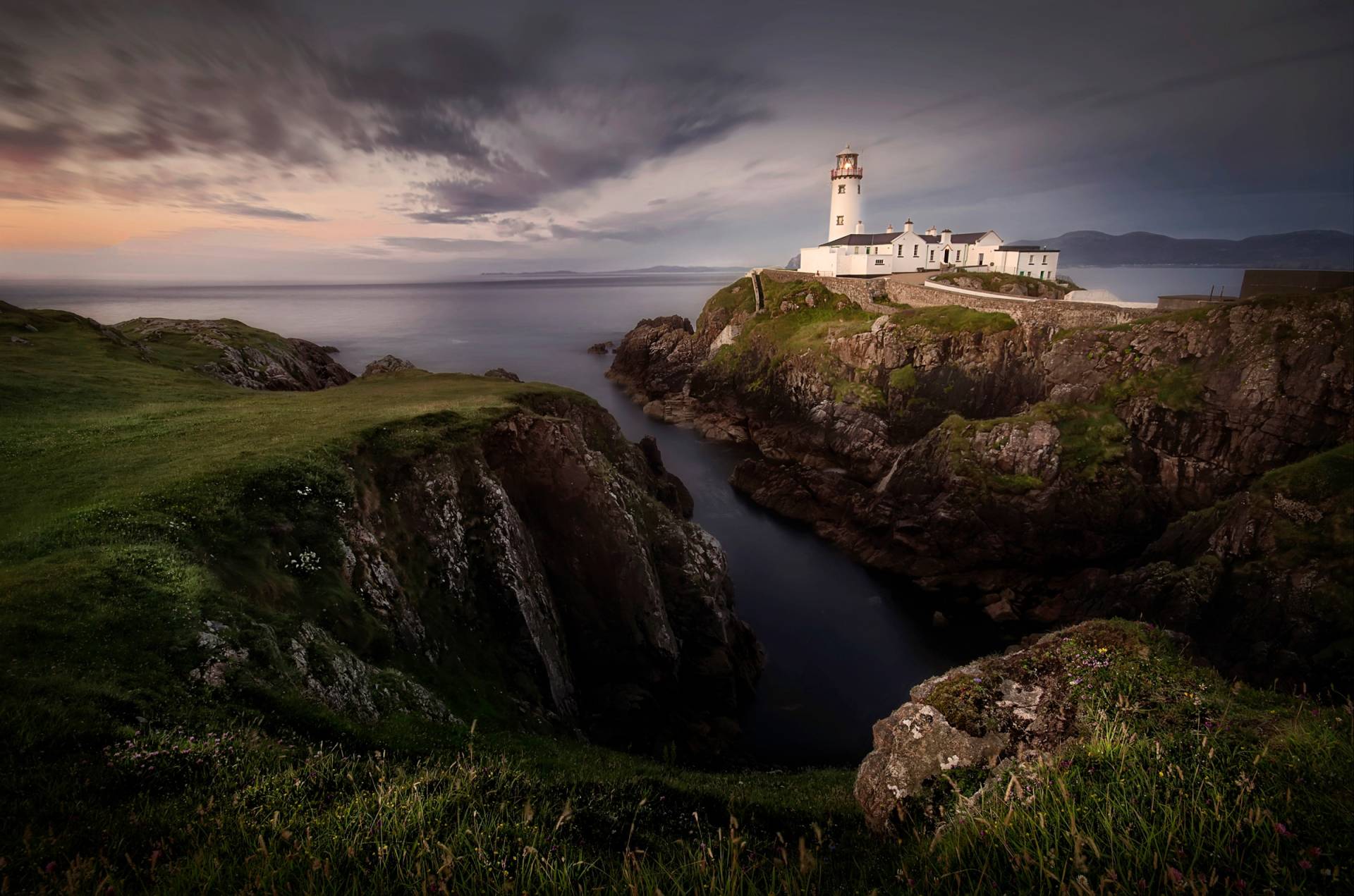 Papermoon Fototapete »Photo-Art YOLANDA ROMERO ANGUEIRA, FANAD LEUCHTTURM« von Papermoon