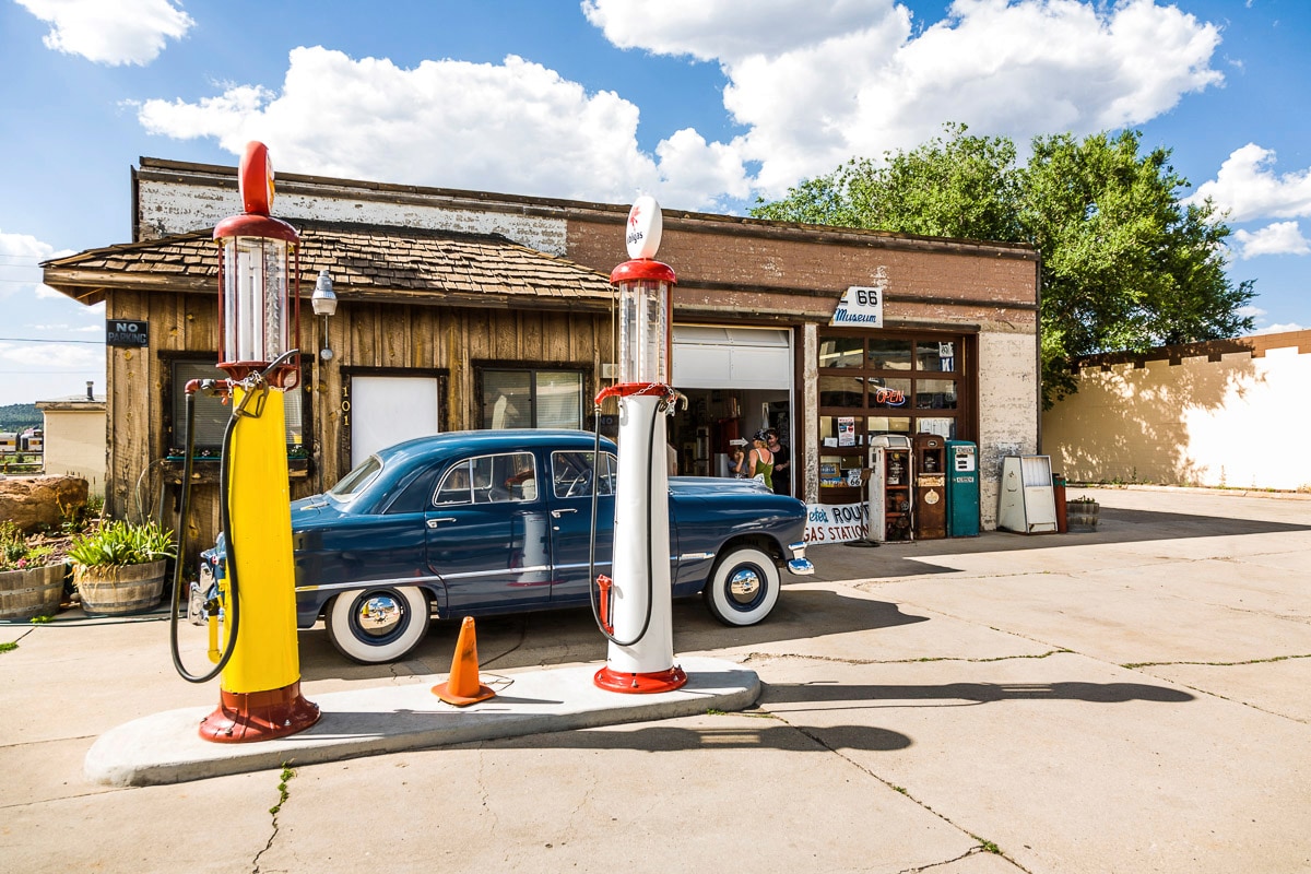 Papermoon Fototapete »ROUTE 66-OLDTIMER VINTAGE TANKSTELLE RETRO CARS AUTOS« von Papermoon