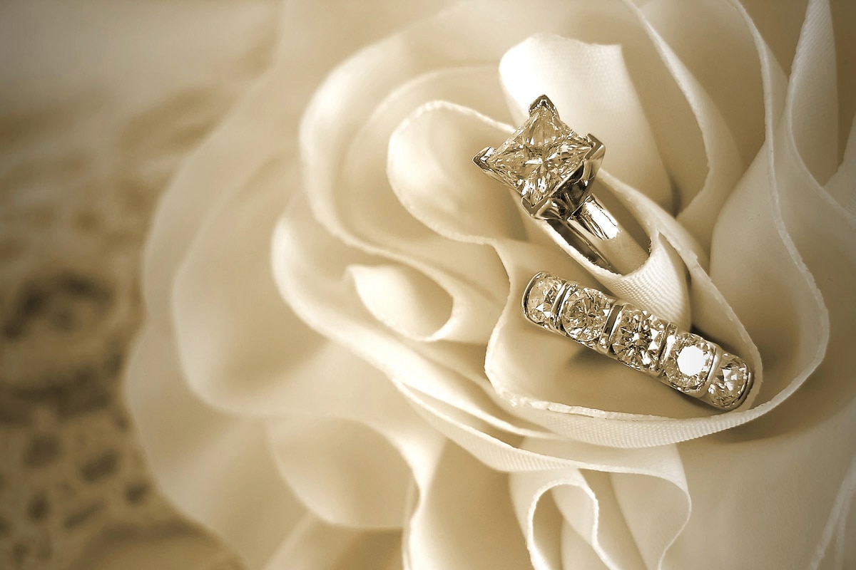 Papermoon Fototapete »Ring in Rose« von Papermoon