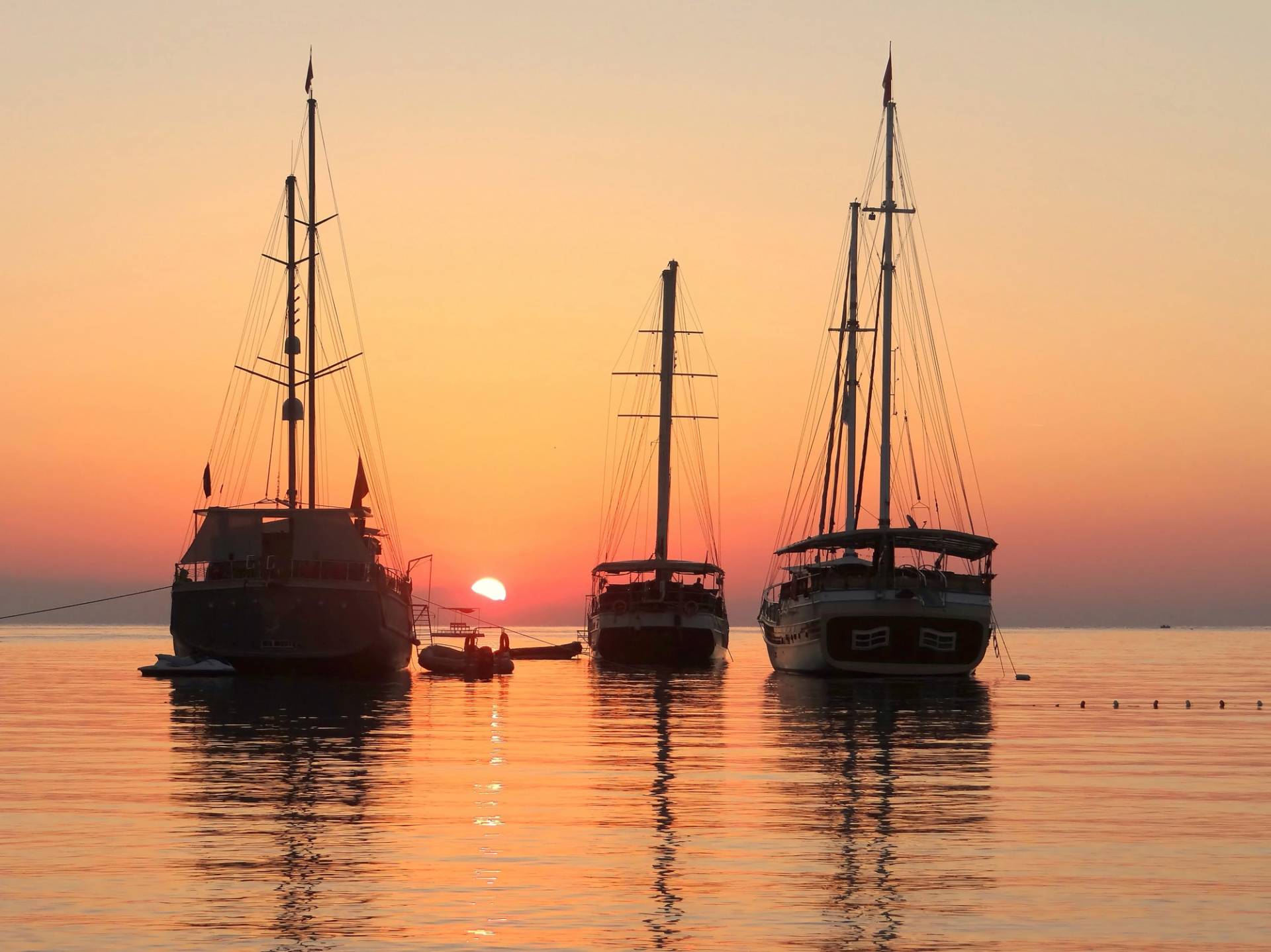 Papermoon Fototapete »SCHIFFE-SONNENAUFGANG WALD WALD MEER STRAND BOOTE SEE« von Papermoon