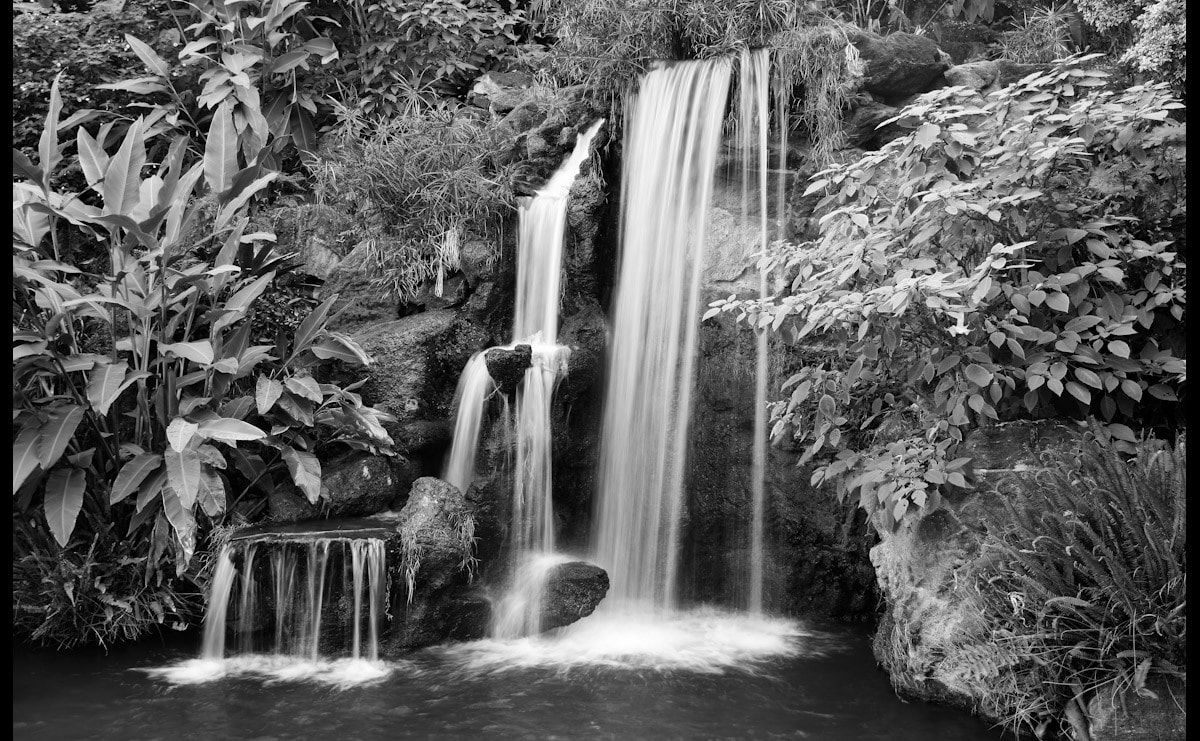 Papermoon Fototapete »Schwarzweiss-Wasserfall« von Papermoon