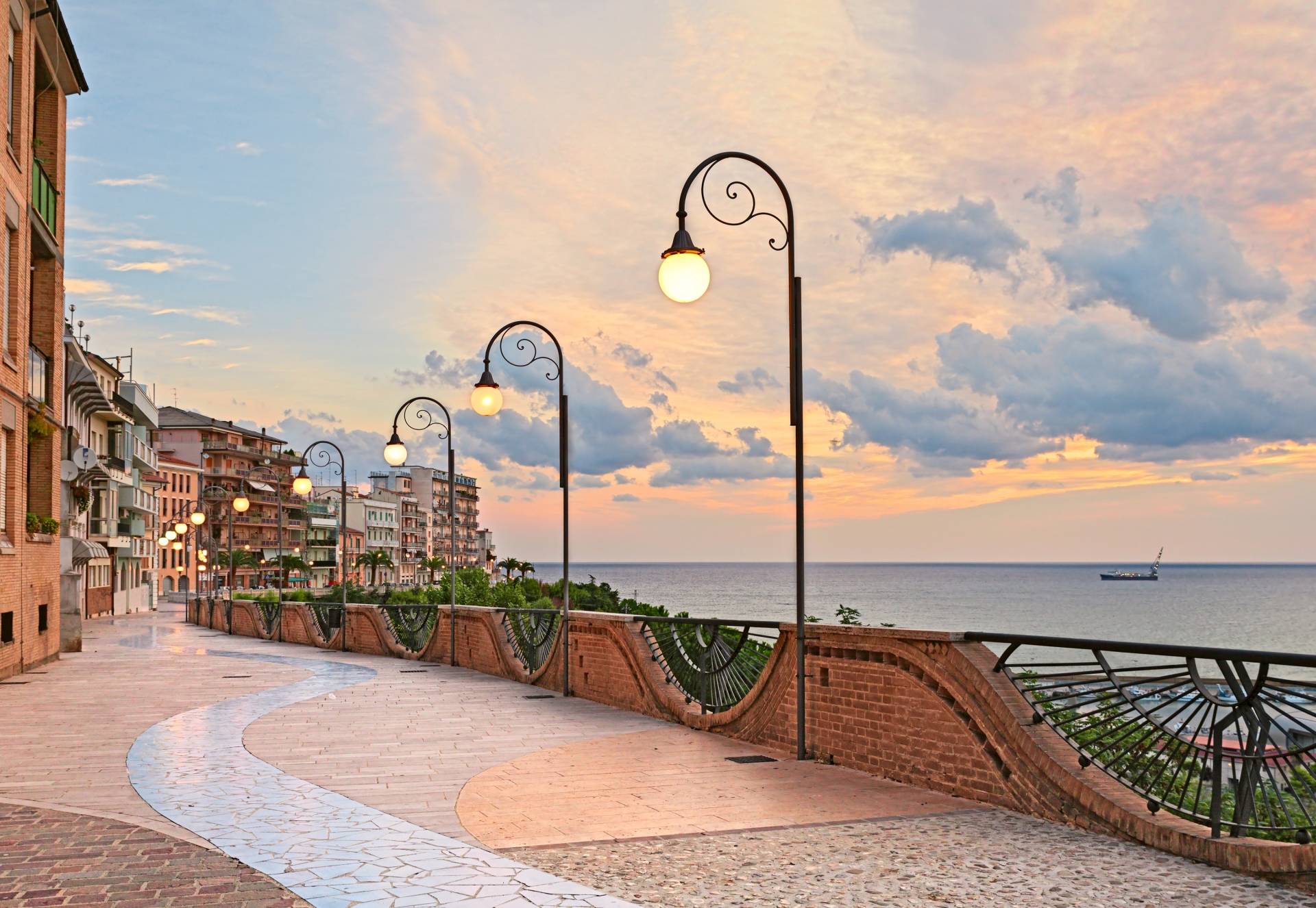 Papermoon Fototapete »Seafront in Ortona, Abruzzo« von Papermoon