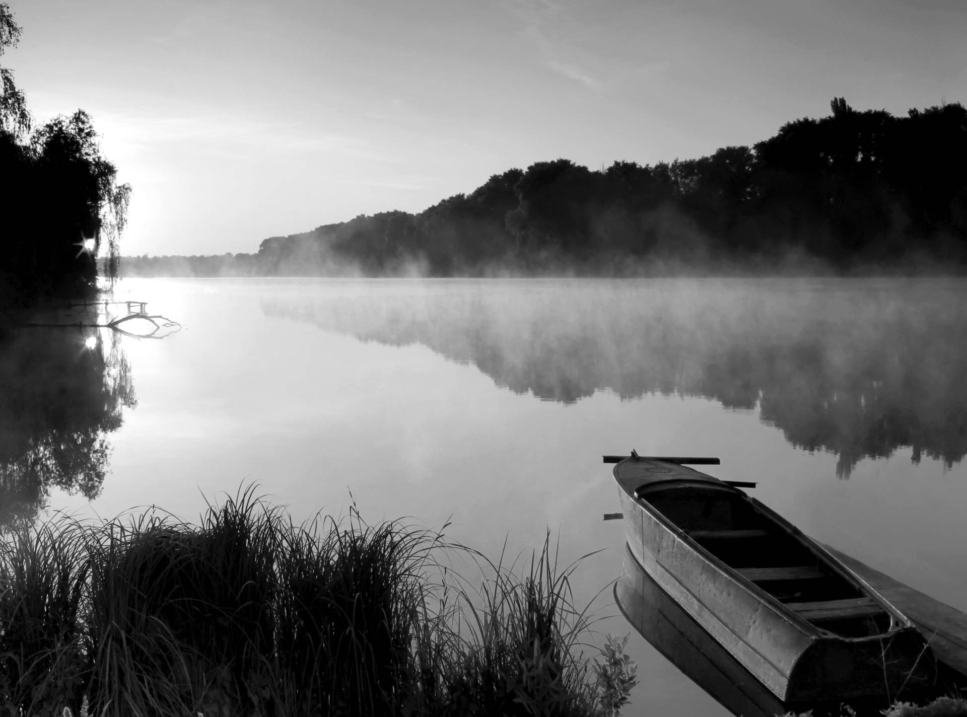 Papermoon Fototapete »See mit Boot Schwarz & Weiss« von Papermoon